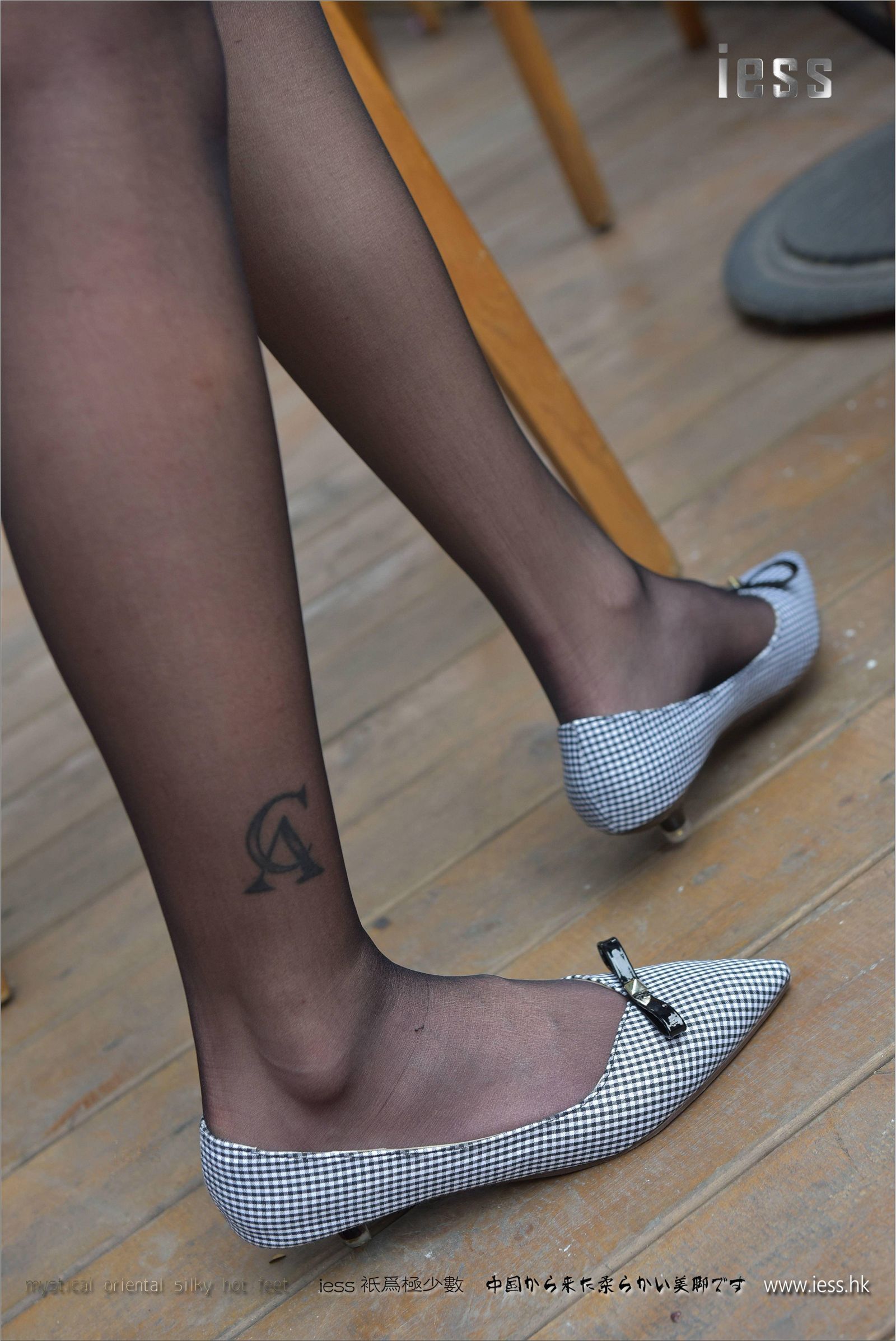 [IESS异思趣向] 2017.04.28 《户外黑丝平底鞋》潇潇