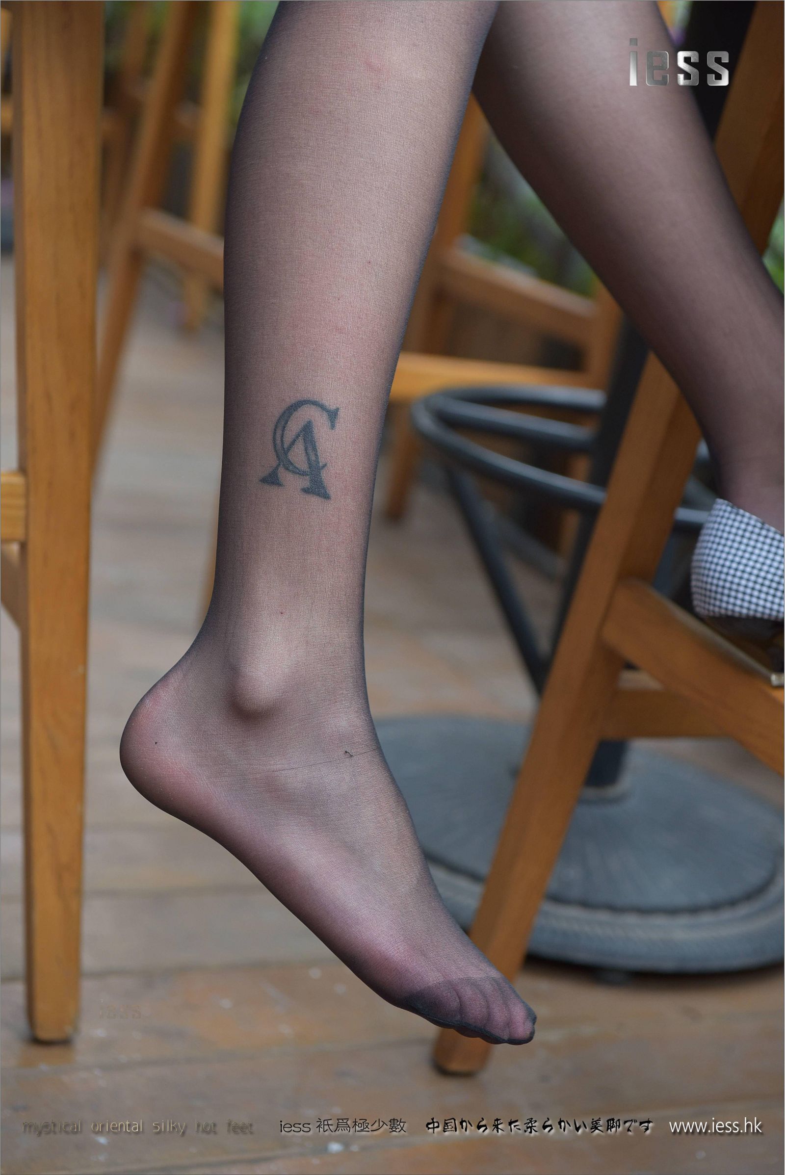 [IESS异思趣向] 2017.04.28 《户外黑丝平底鞋》潇潇