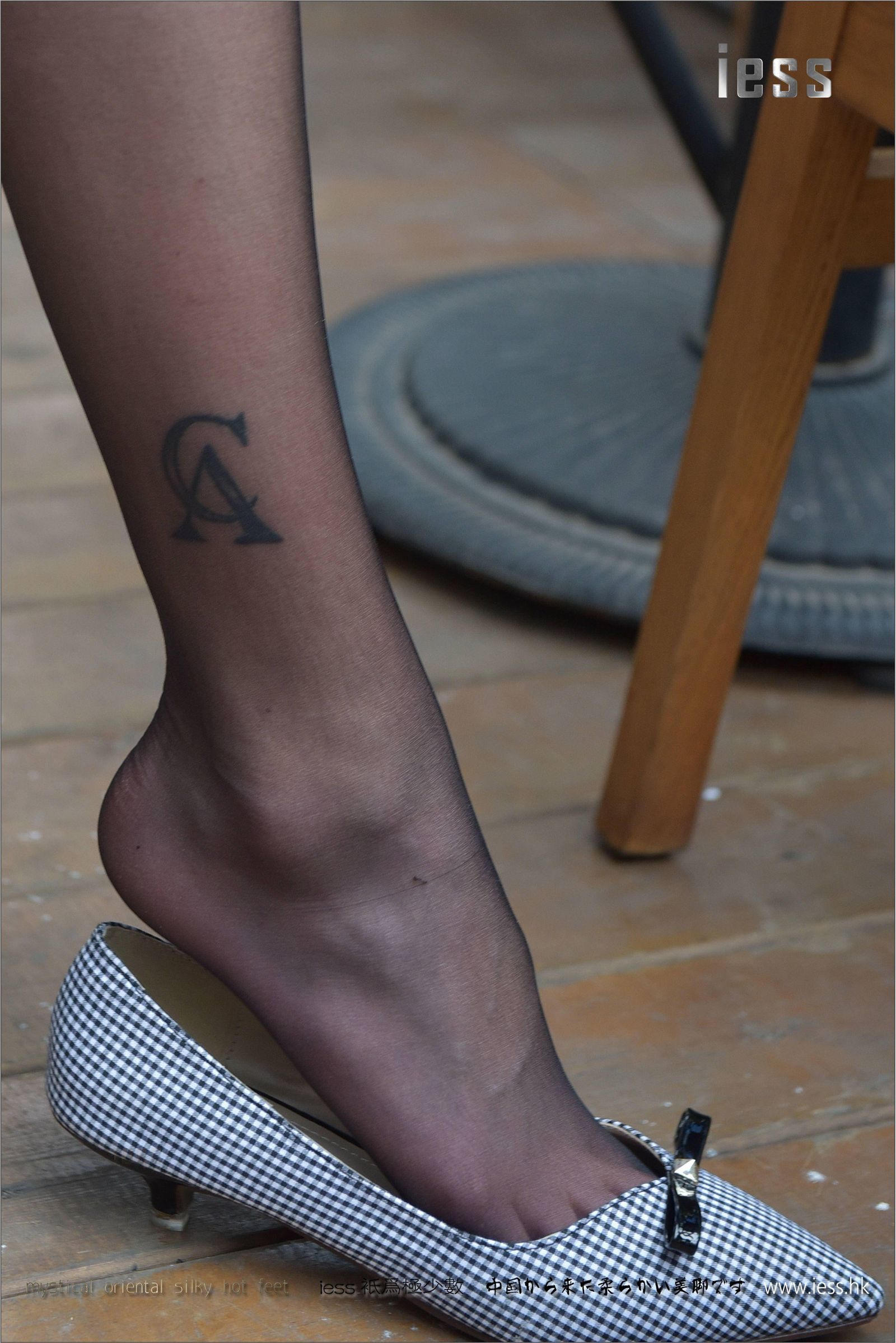 [IESS异思趣向] 2017.04.28 《户外黑丝平底鞋》潇潇