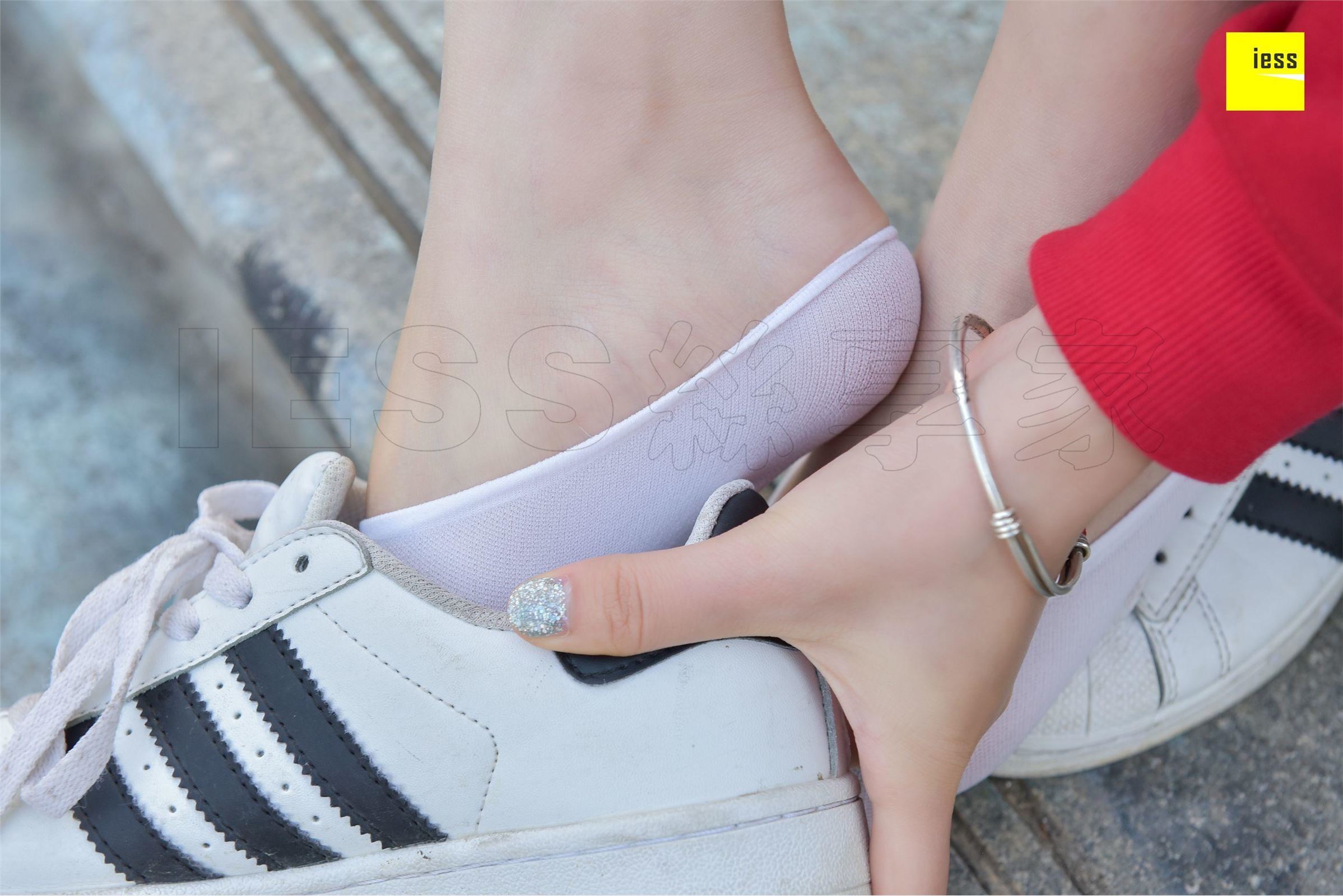 [IESS异思趣向]2018.01.31 No.159七七 《卫衣与白色船袜》