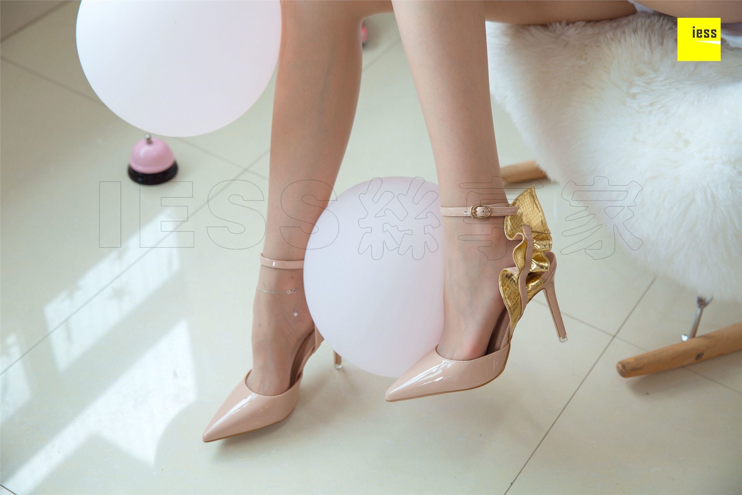 [IESS异思趣向] 2018.10.23《魔鬼周三》NO.039 - 佳佳的碎花裙