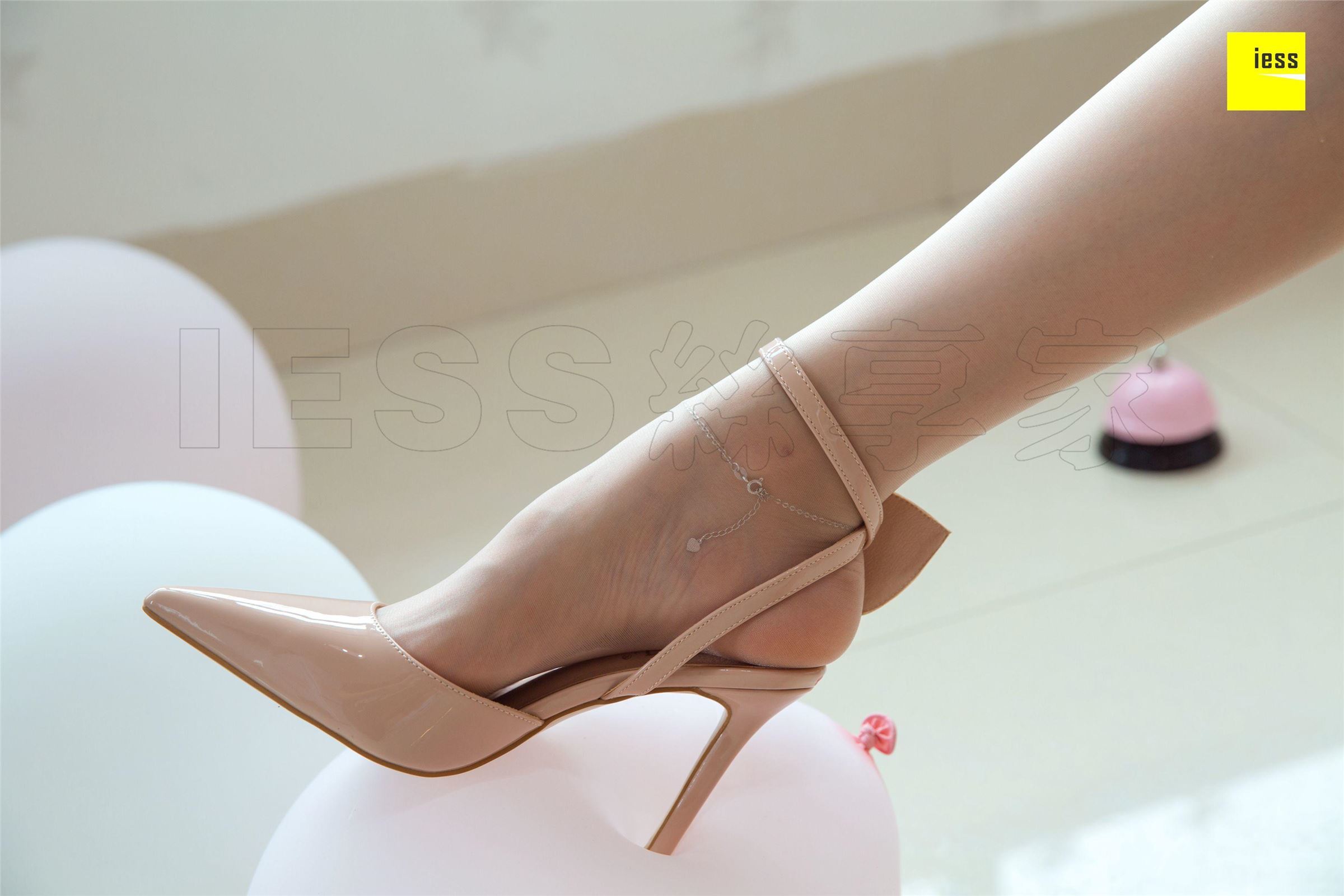 [IESS异思趣向] 2018.10.23《魔鬼周三》NO.039 - 佳佳的碎花裙