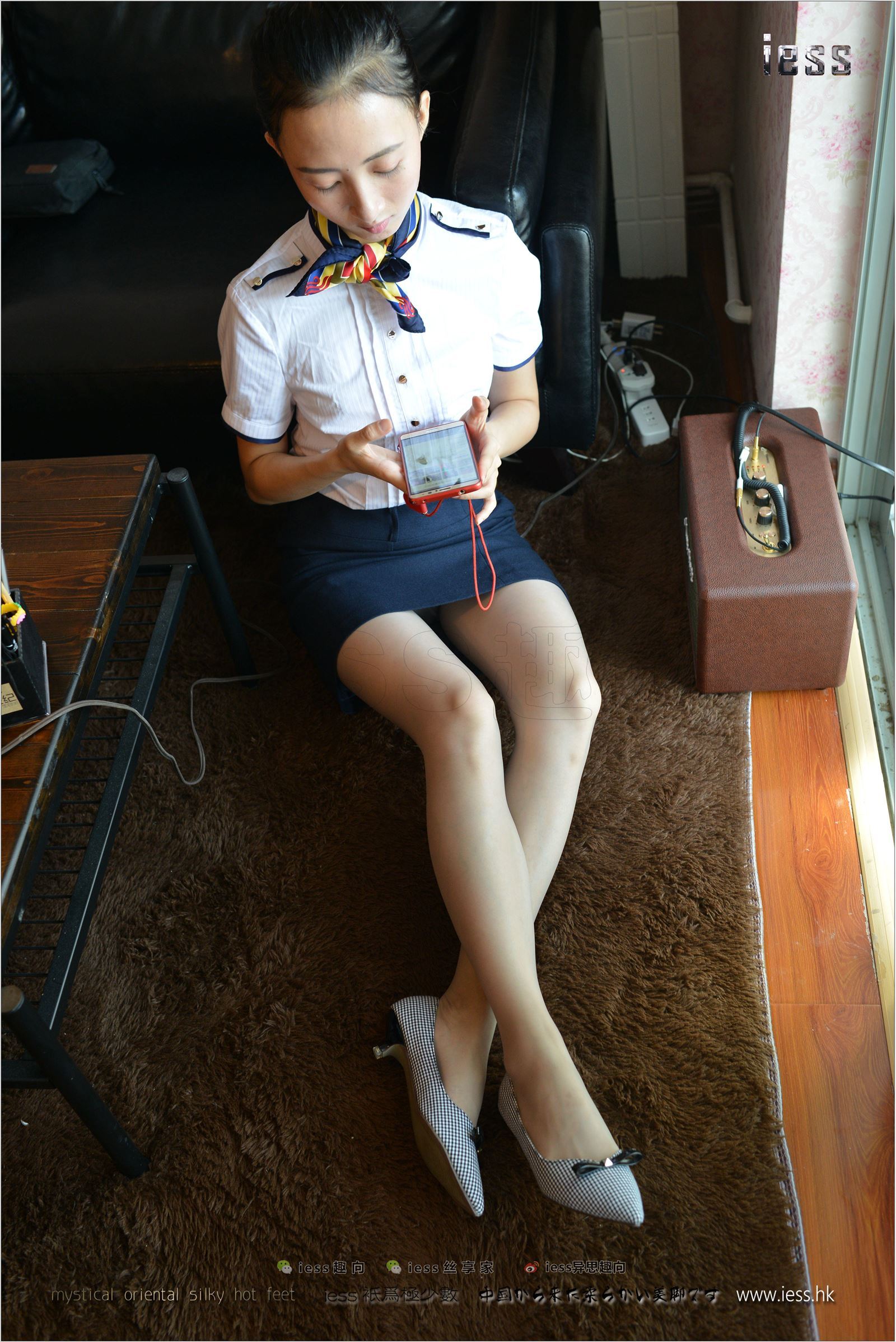 [IESS异思趣向] 2017.08.16 No.135 新模momo《穿平底鞋的灰丝OL》