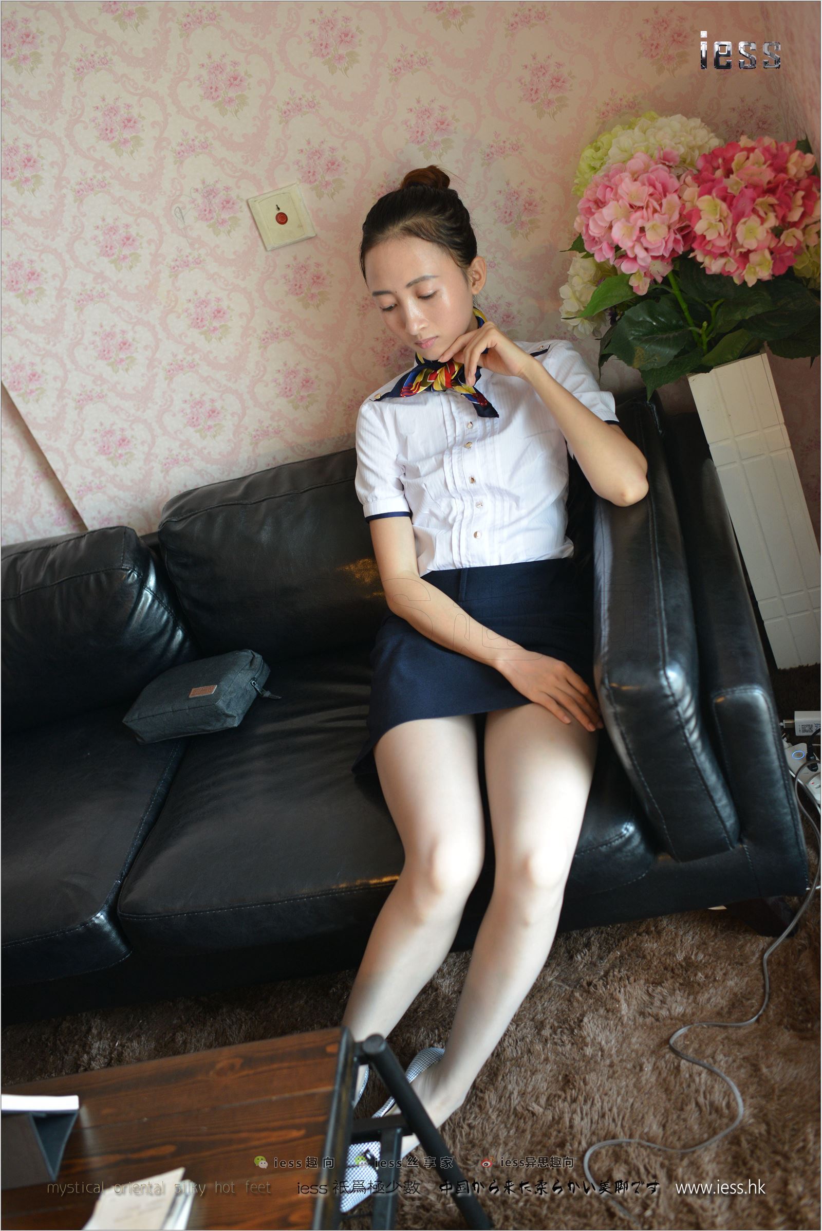 [IESS异思趣向] 2017.08.16 No.135 新模momo《穿平底鞋的灰丝OL》