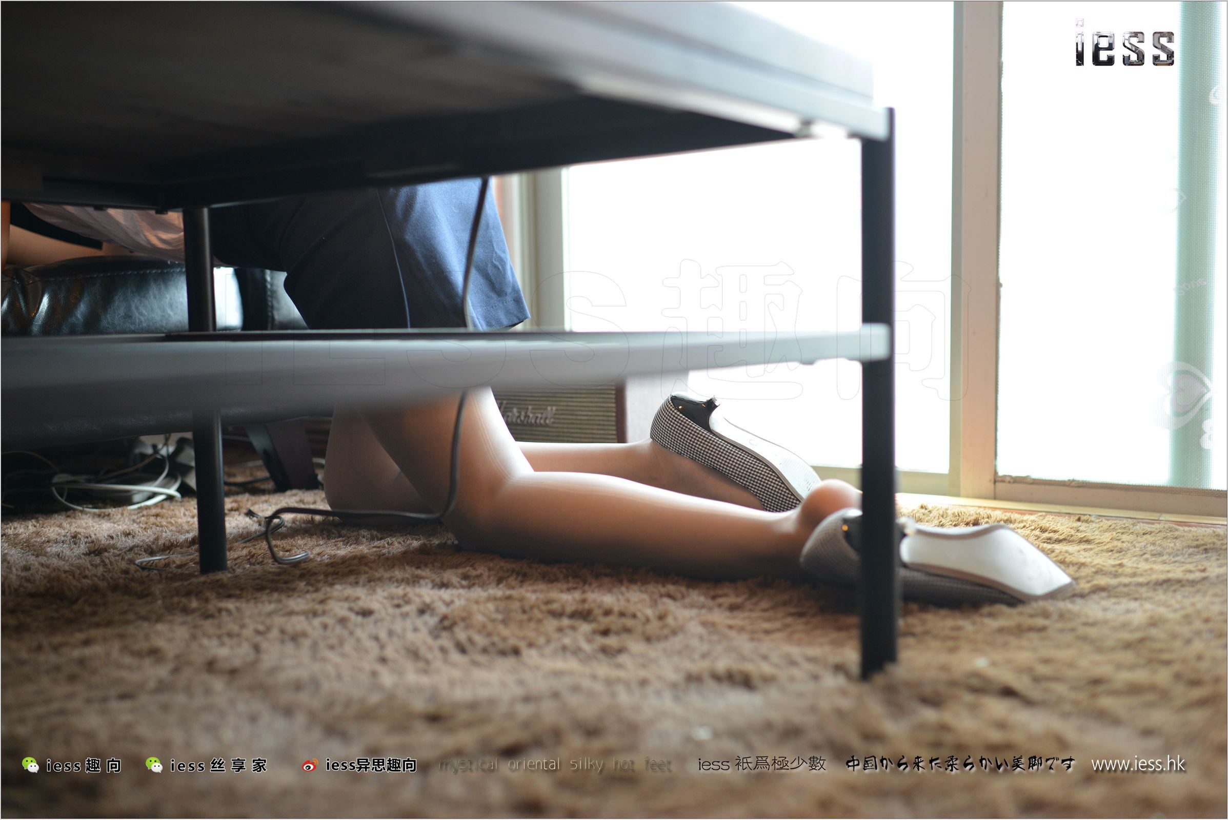 [IESS异思趣向] 2017.08.16 No.135 新模momo《穿平底鞋的灰丝OL》