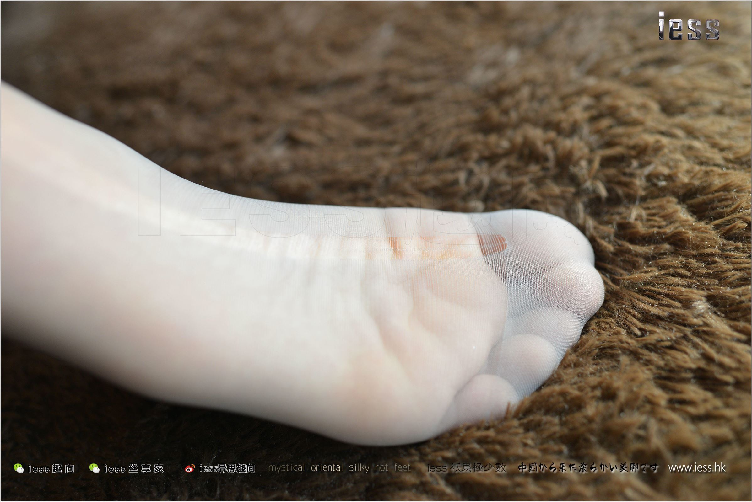 [IESS异思趣向] 2017.08.16 No.135 新模momo《穿平底鞋的灰丝OL》