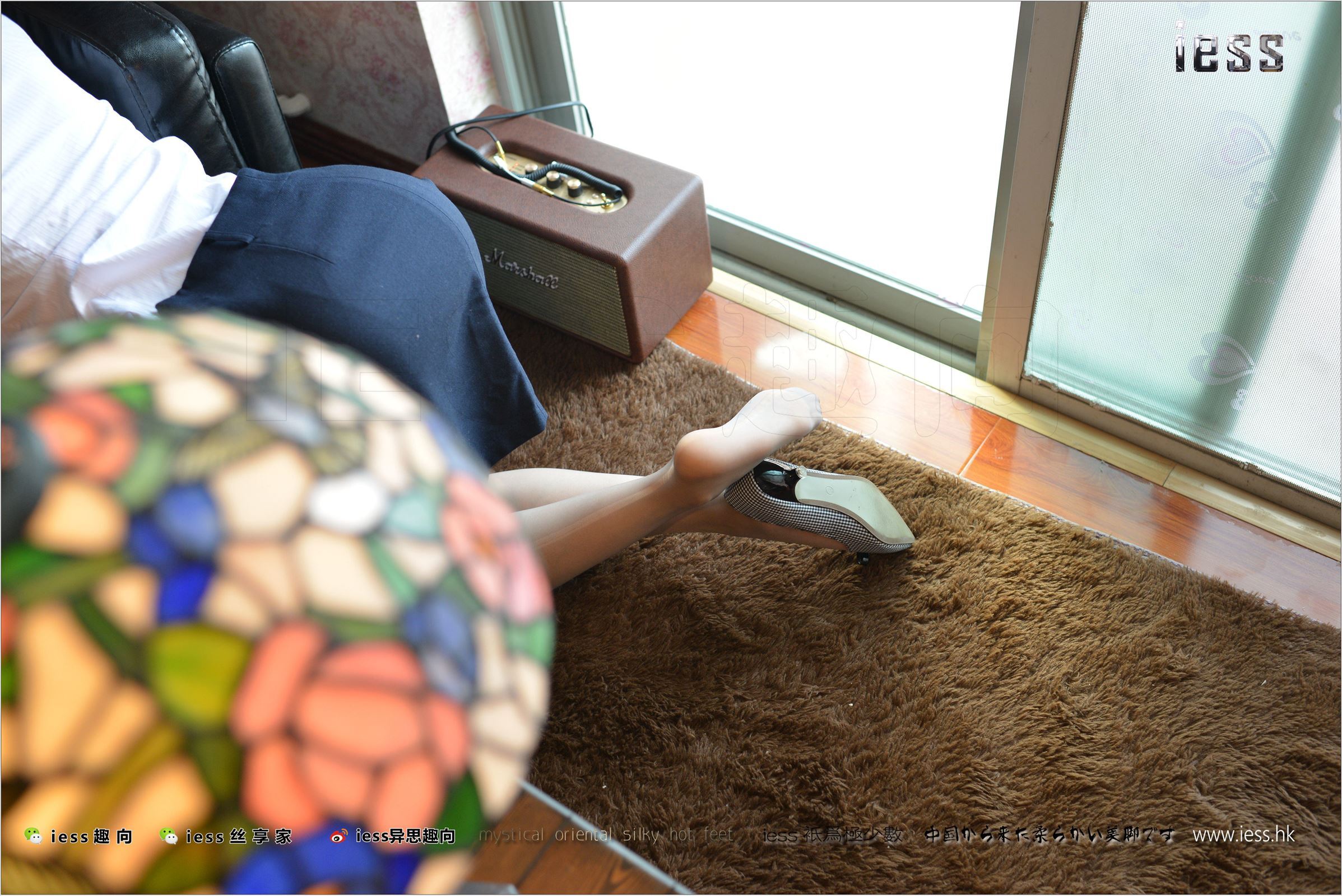 [IESS异思趣向] 2017.08.16 No.135 新模momo《穿平底鞋的灰丝OL》