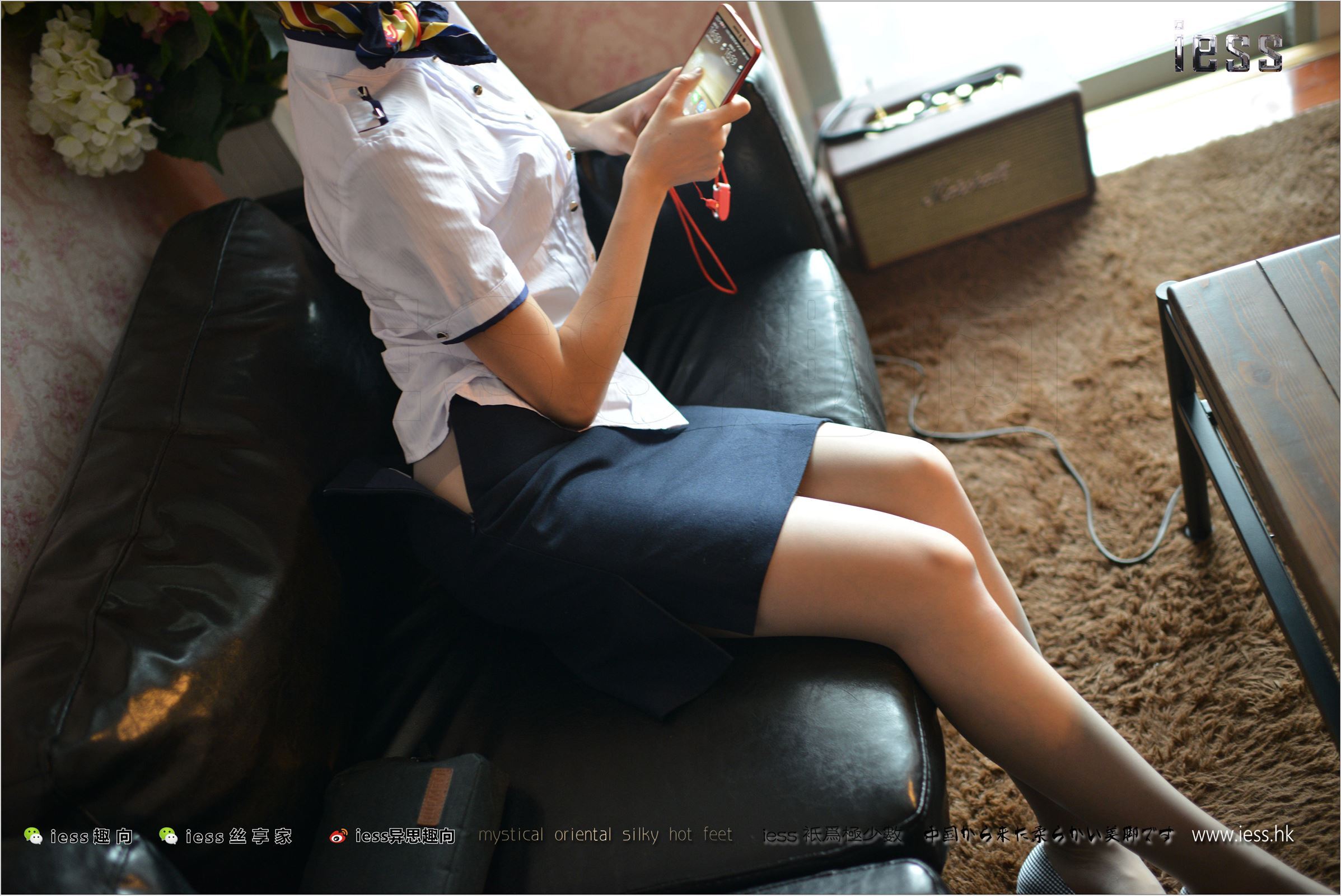 [IESS异思趣向] 2017.08.16 No.135 新模momo《穿平底鞋的灰丝OL》