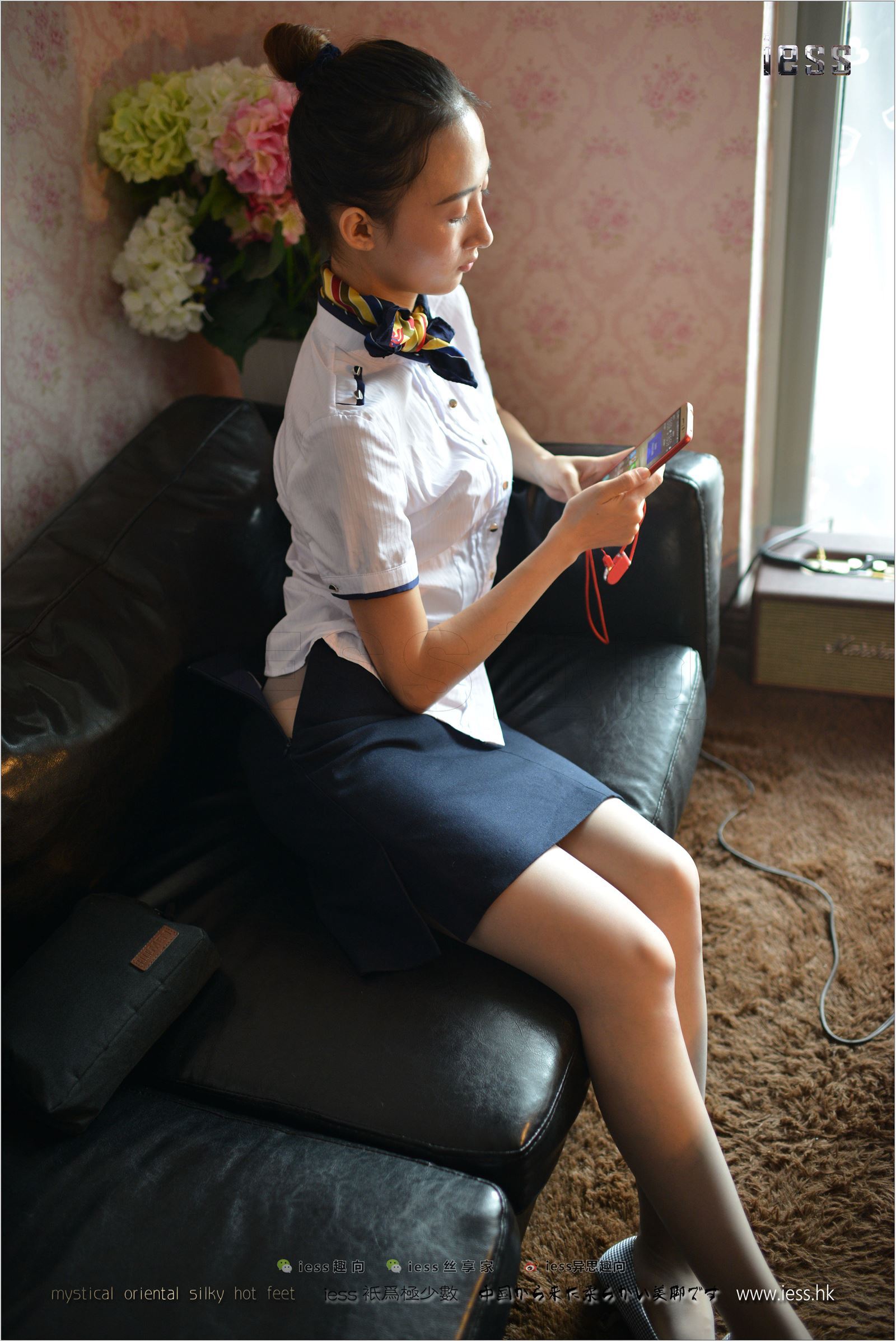 [IESS异思趣向] 2017.08.16 No.135 新模momo《穿平底鞋的灰丝OL》