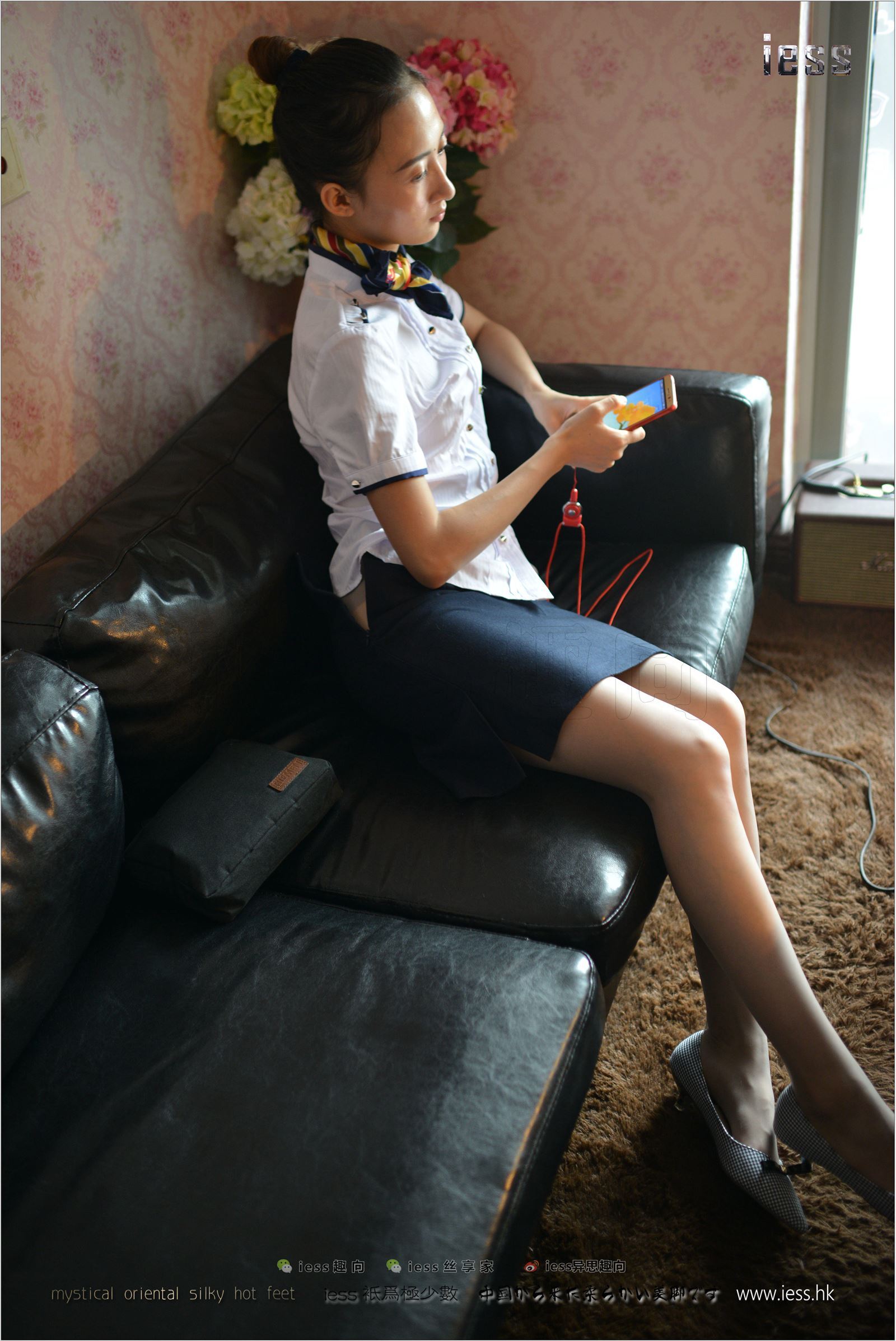 [IESS异思趣向] 2017.08.16 No.135 新模momo《穿平底鞋的灰丝OL》