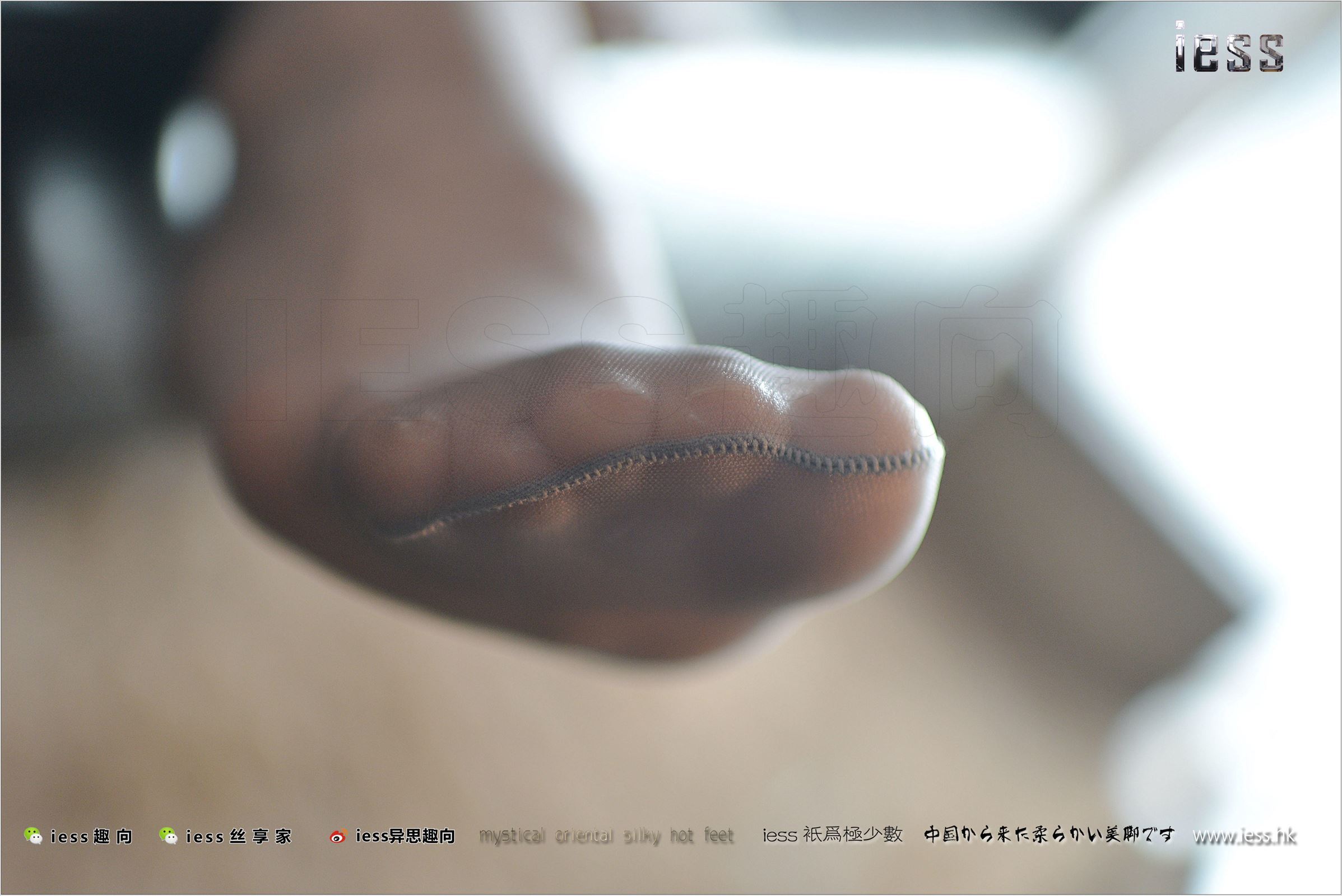 [IESS异思趣向] 2017.08.16 No.135 新模momo《穿平底鞋的灰丝OL》