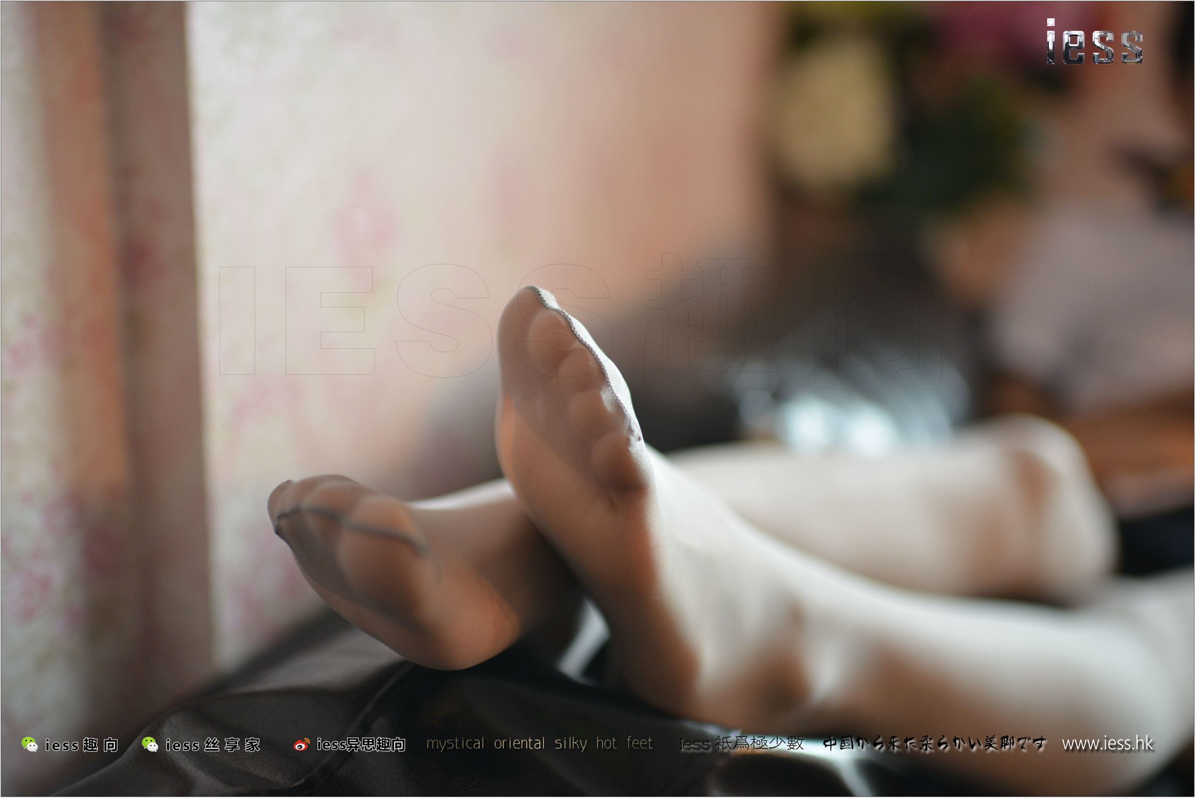 [IESS异思趣向] 2017.08.16 No.135 新模momo《穿平底鞋的灰丝OL》