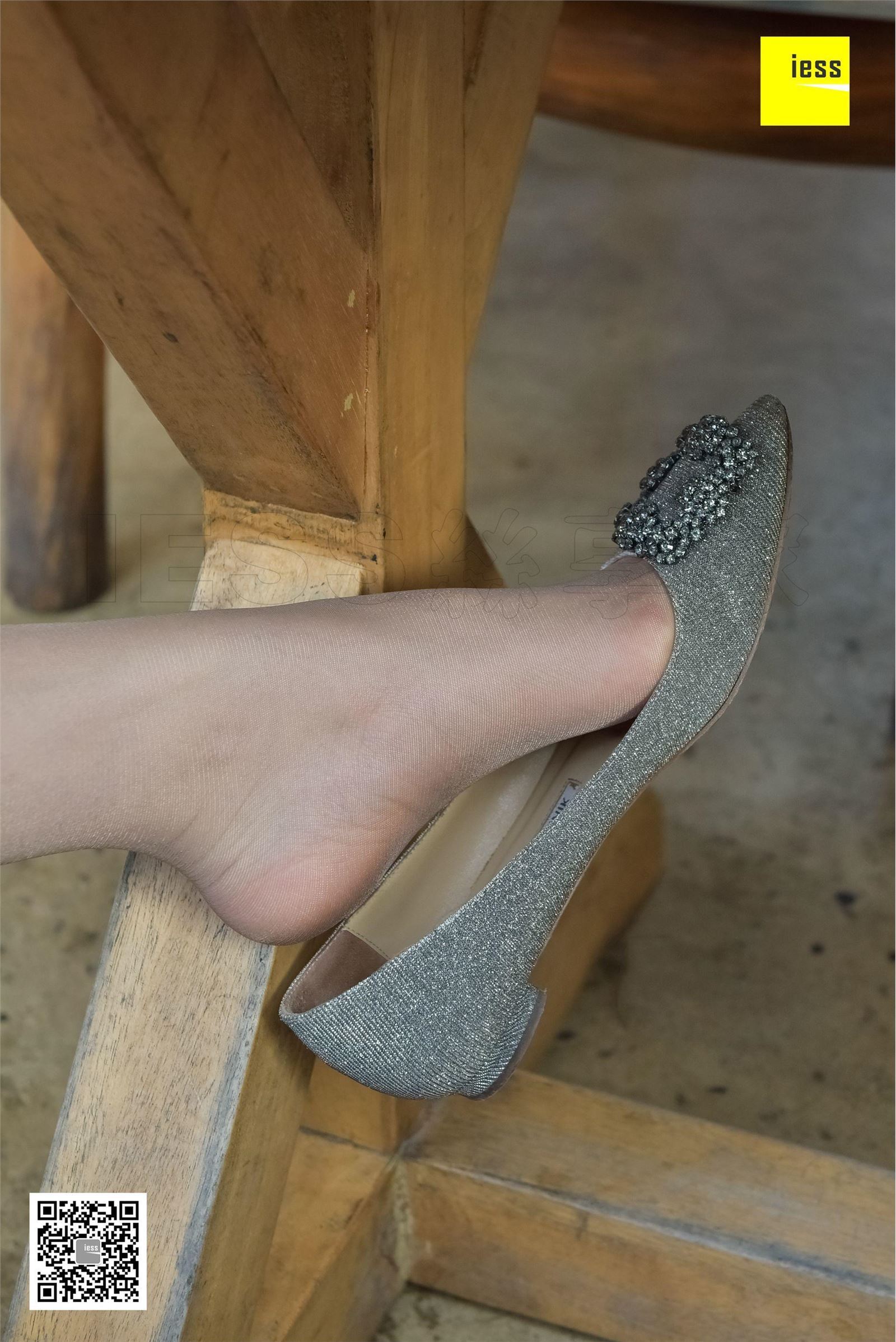 [IESS异思趣向] 2017.11.24 SXJ.111 七七 大长腿咖啡丝平底鞋