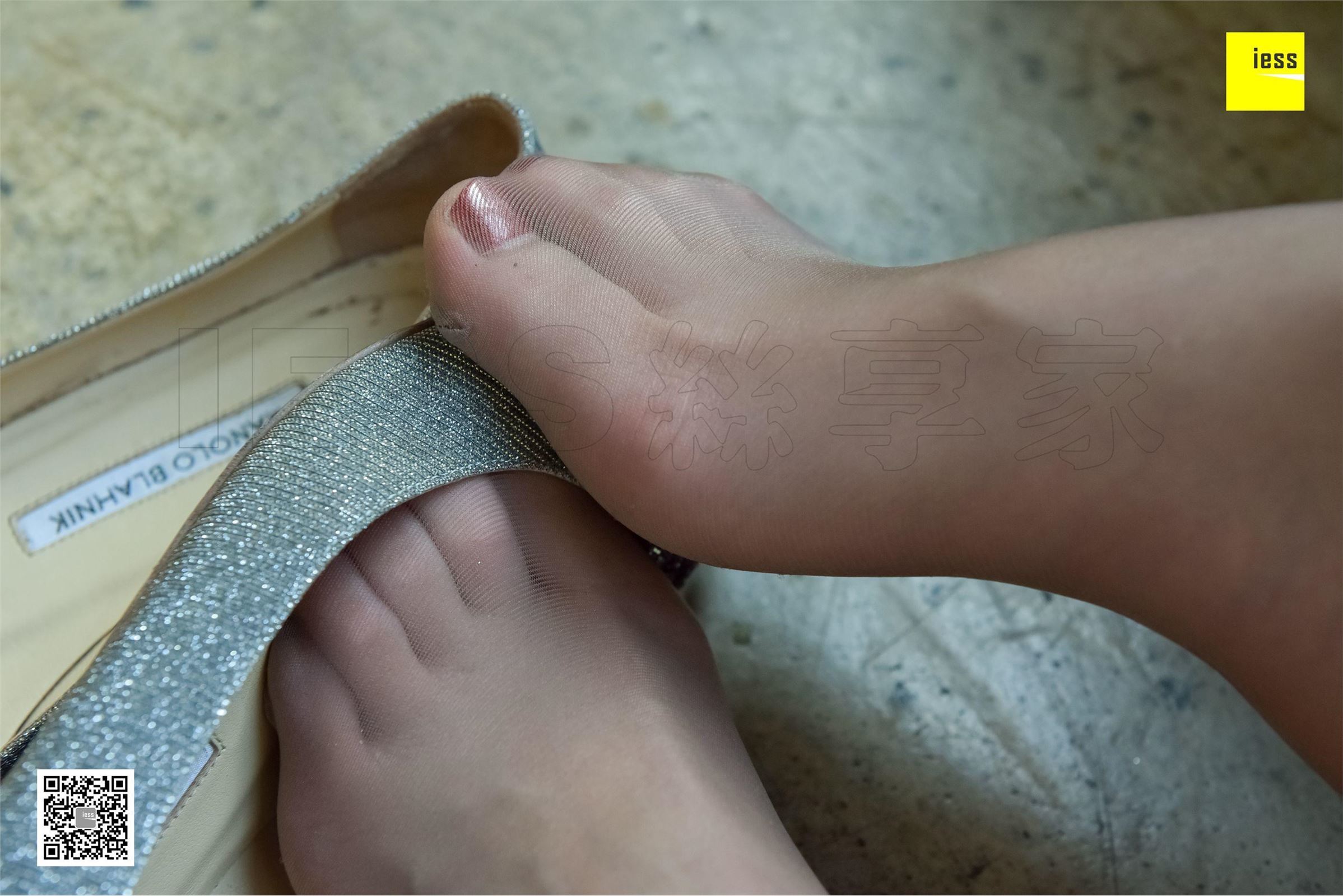 [IESS异思趣向] 2017.11.24 SXJ.111 七七 大长腿咖啡丝平底鞋