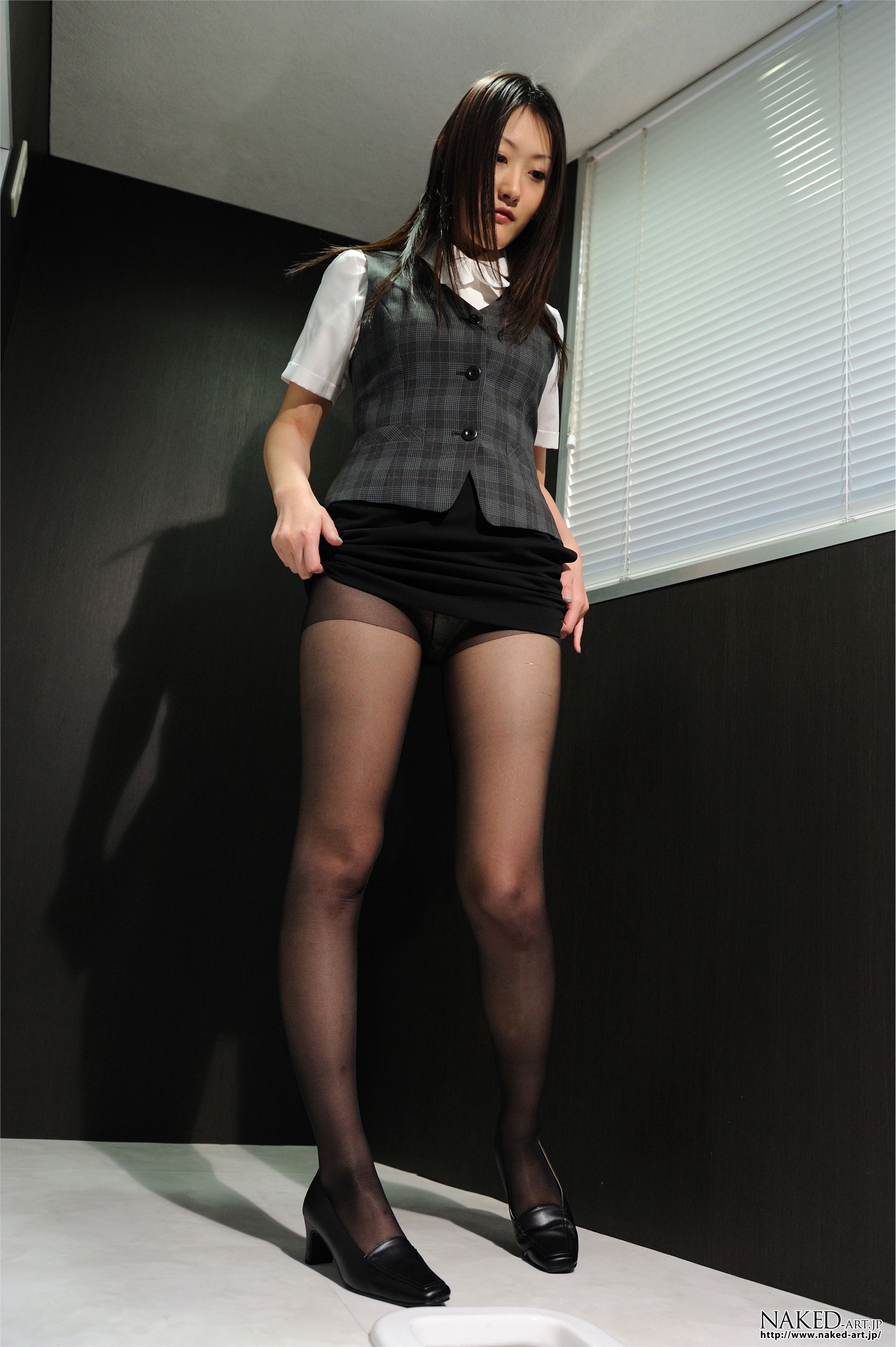 [NAKED-ART] NO.00750 早瀬真姫 OL放尿 Fullsize