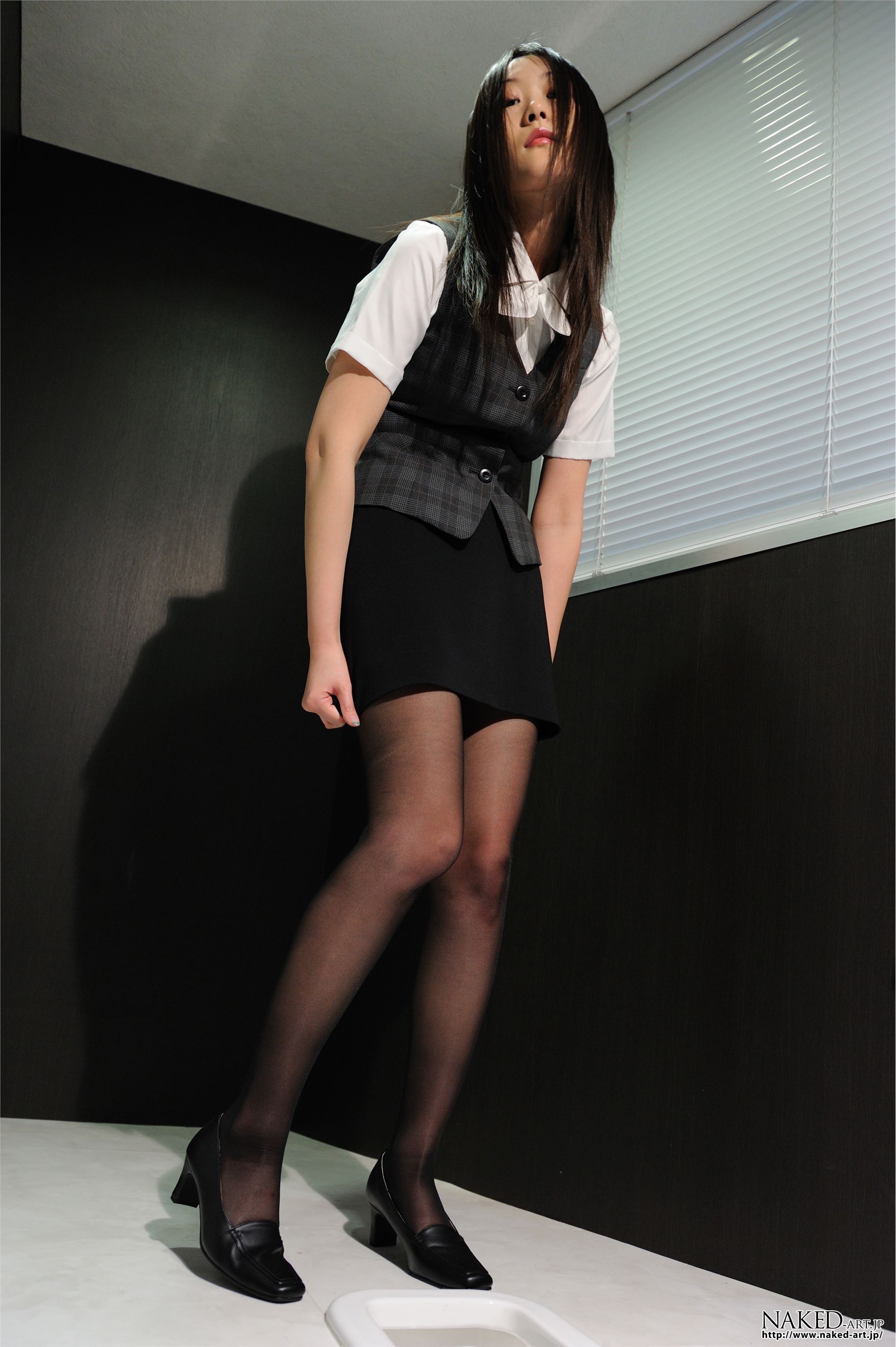 [NAKED-ART] NO.00750 早瀬真姫 OL放尿 Fullsize