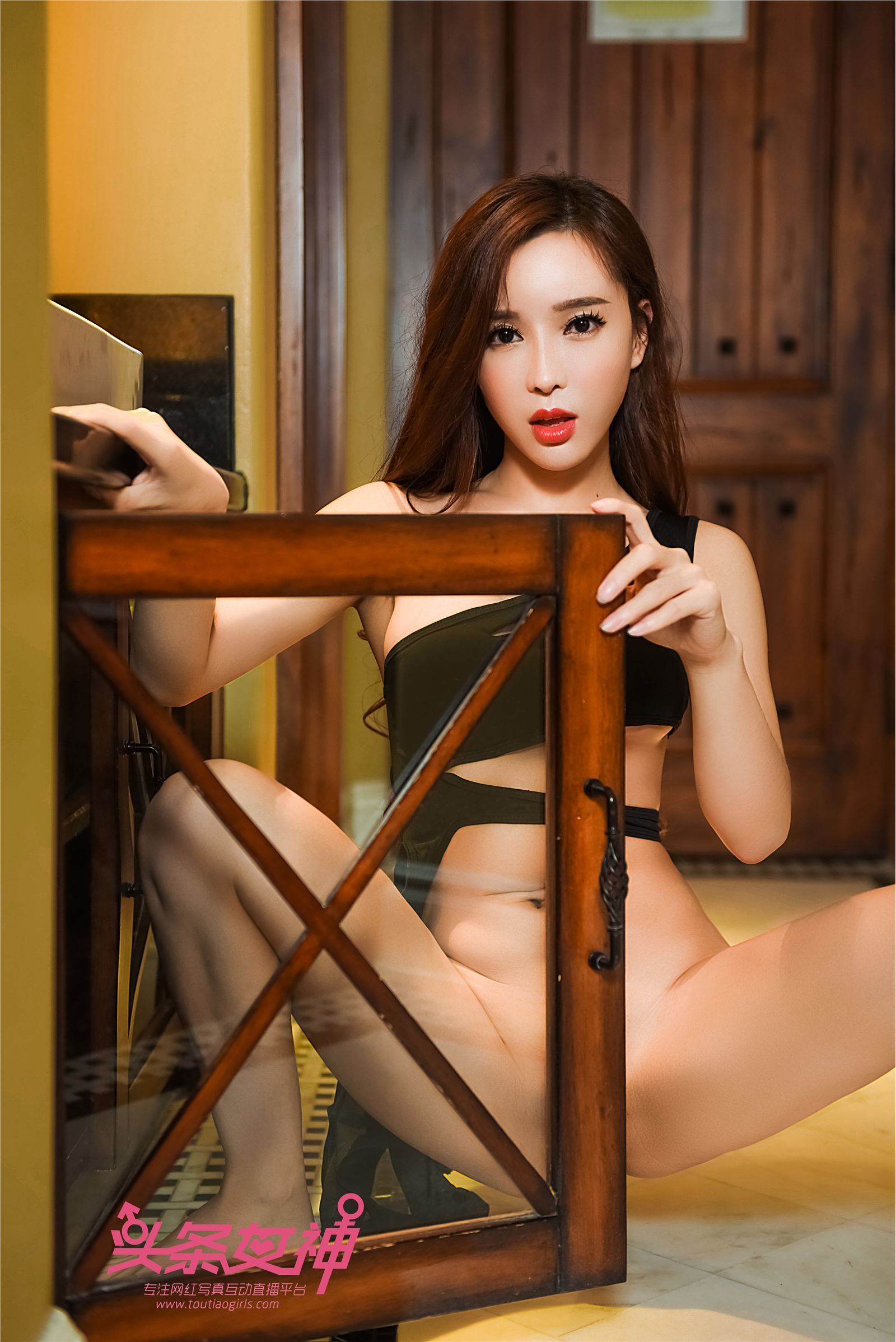 [TouTiao头条女神] 2018.04.25 一百分女孩艾小青