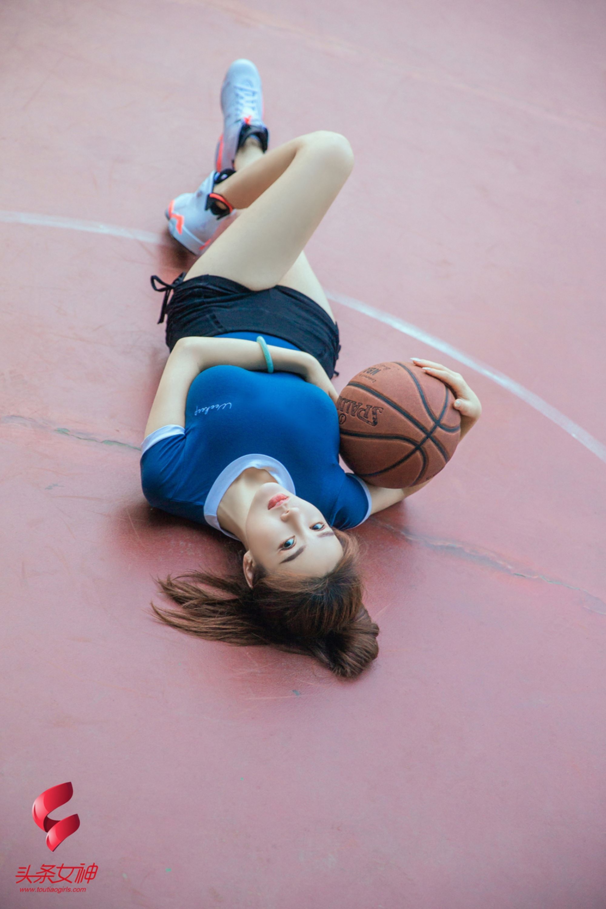 [TouTiao]头条女神 2019-01-27 易阳 双手控球