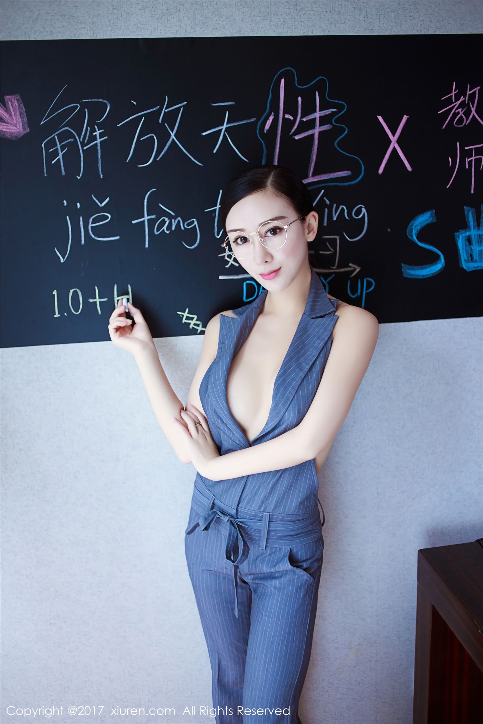 [XIUREN秀人网]写真 2017.11.22 NO.852 教师OL 邹晶晶女王
