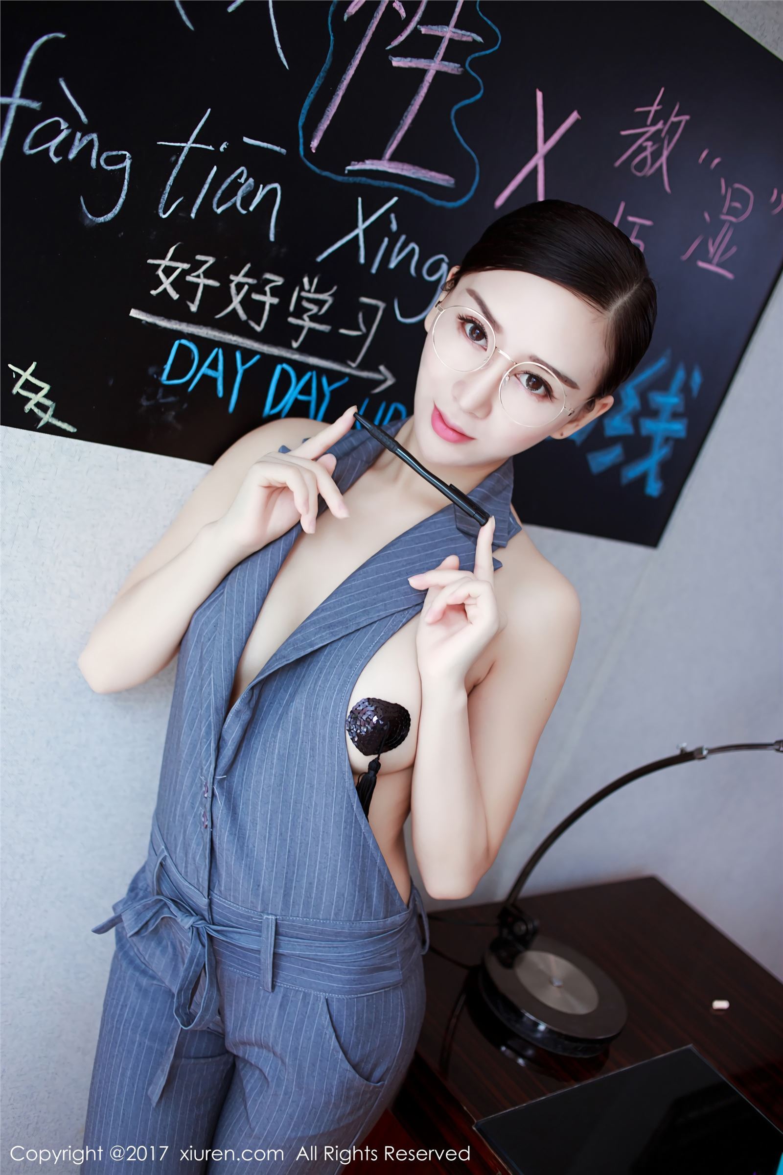 [XIUREN秀人网]写真 2017.11.22 NO.852 教师OL 邹晶晶女王