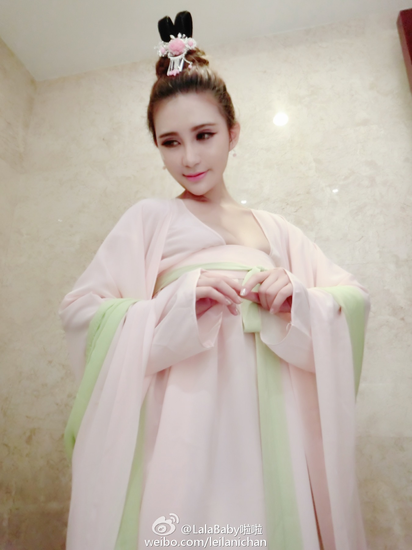 清新美少女 LalaBaby啦啦 生活照01