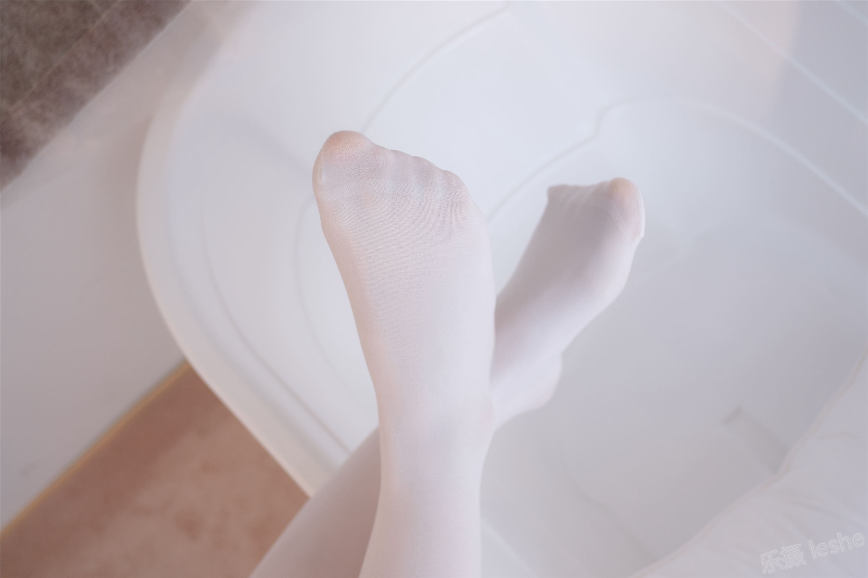 [森萝财团]萝莉丝足写真 ALPHA-002 白丝红衣死库水