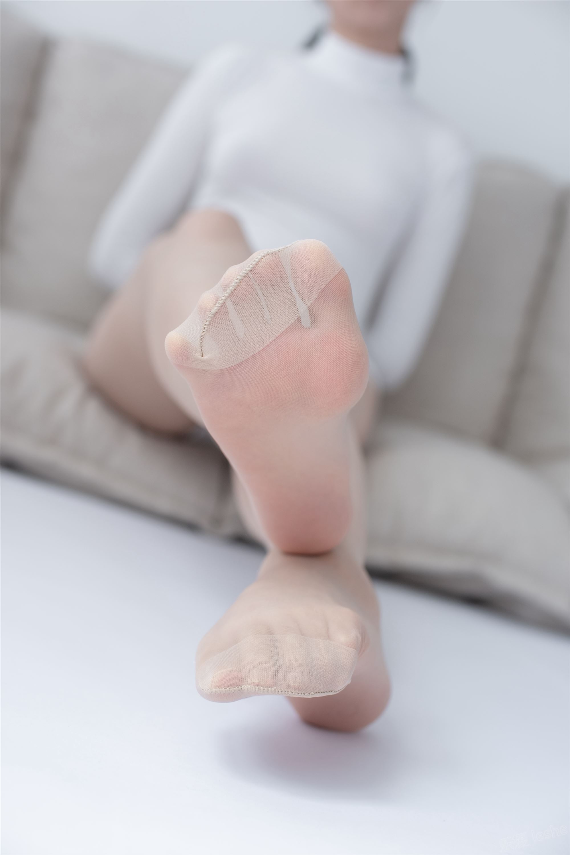 [森萝财团]萝莉丝足写真 ALPHA-007 纯白的诱惑白丝裸足