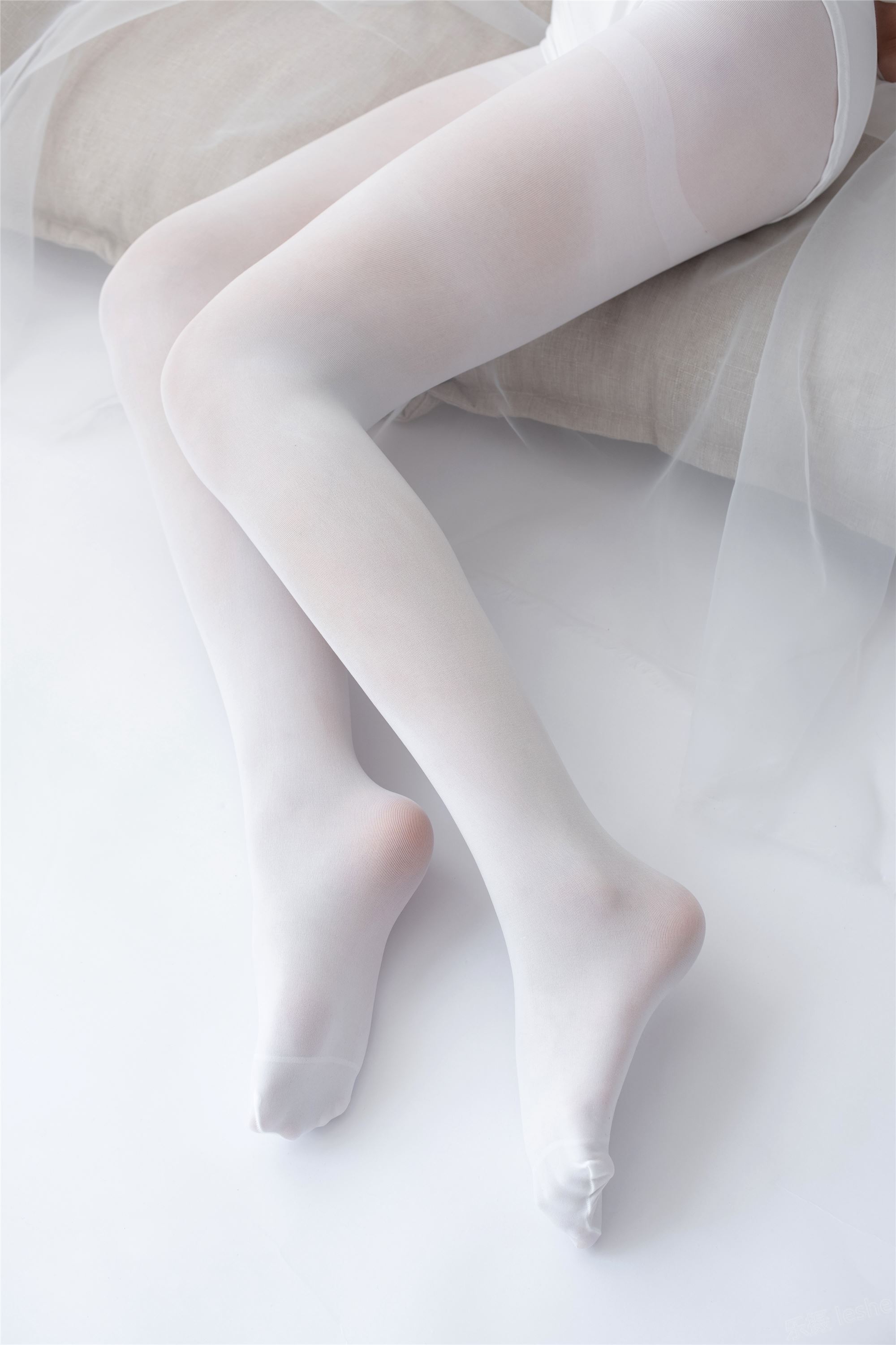 [森萝财团]萝莉丝足写真 ALPHA-007 纯白的诱惑白丝裸足