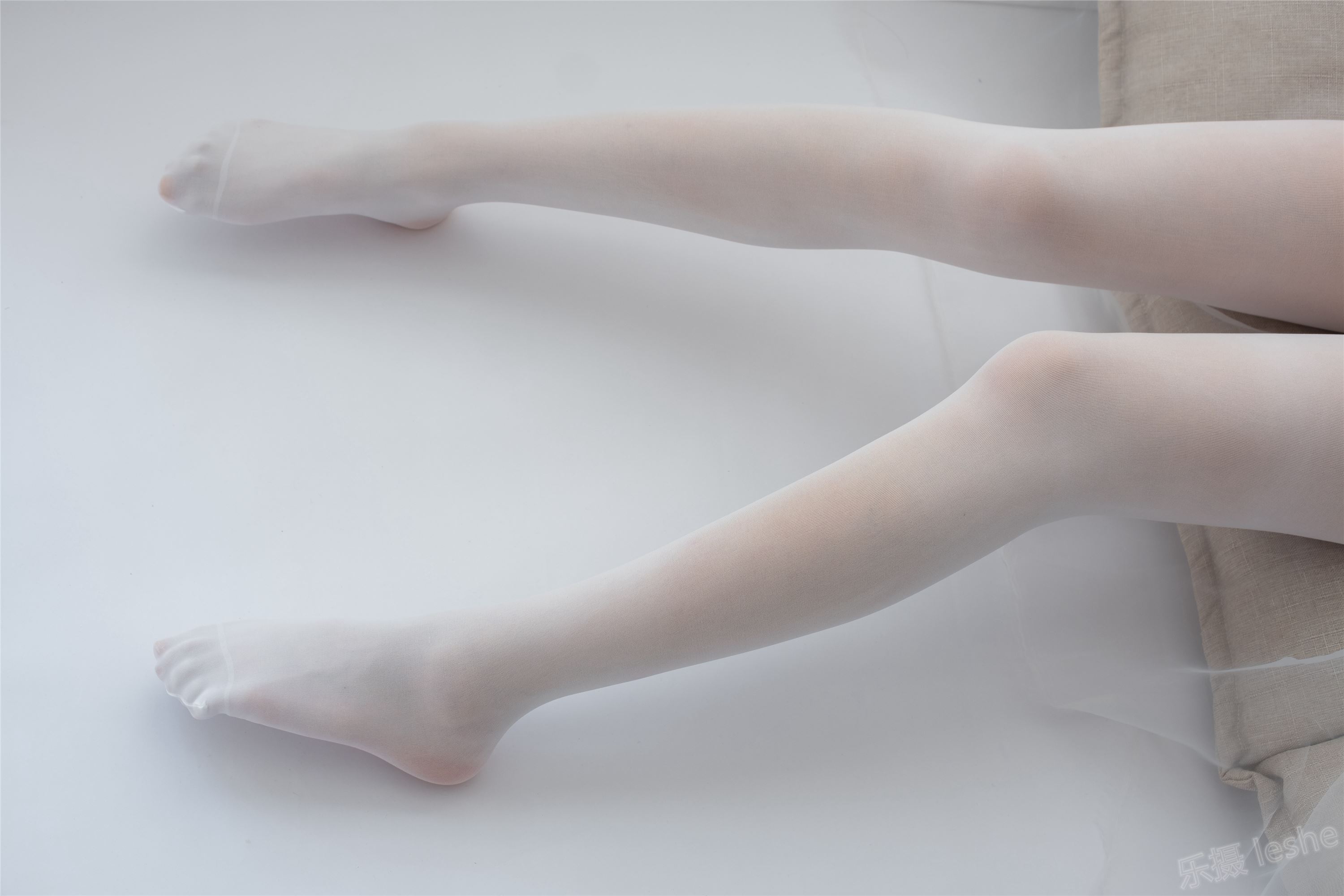 [森萝财团]萝莉丝足写真 ALPHA-007 纯白的诱惑白丝裸足