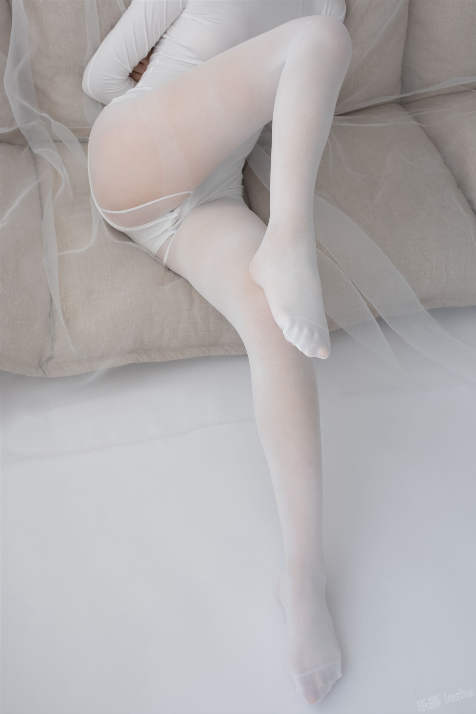 [森萝财团]萝莉丝足写真 ALPHA-007 纯白的诱惑白丝裸足