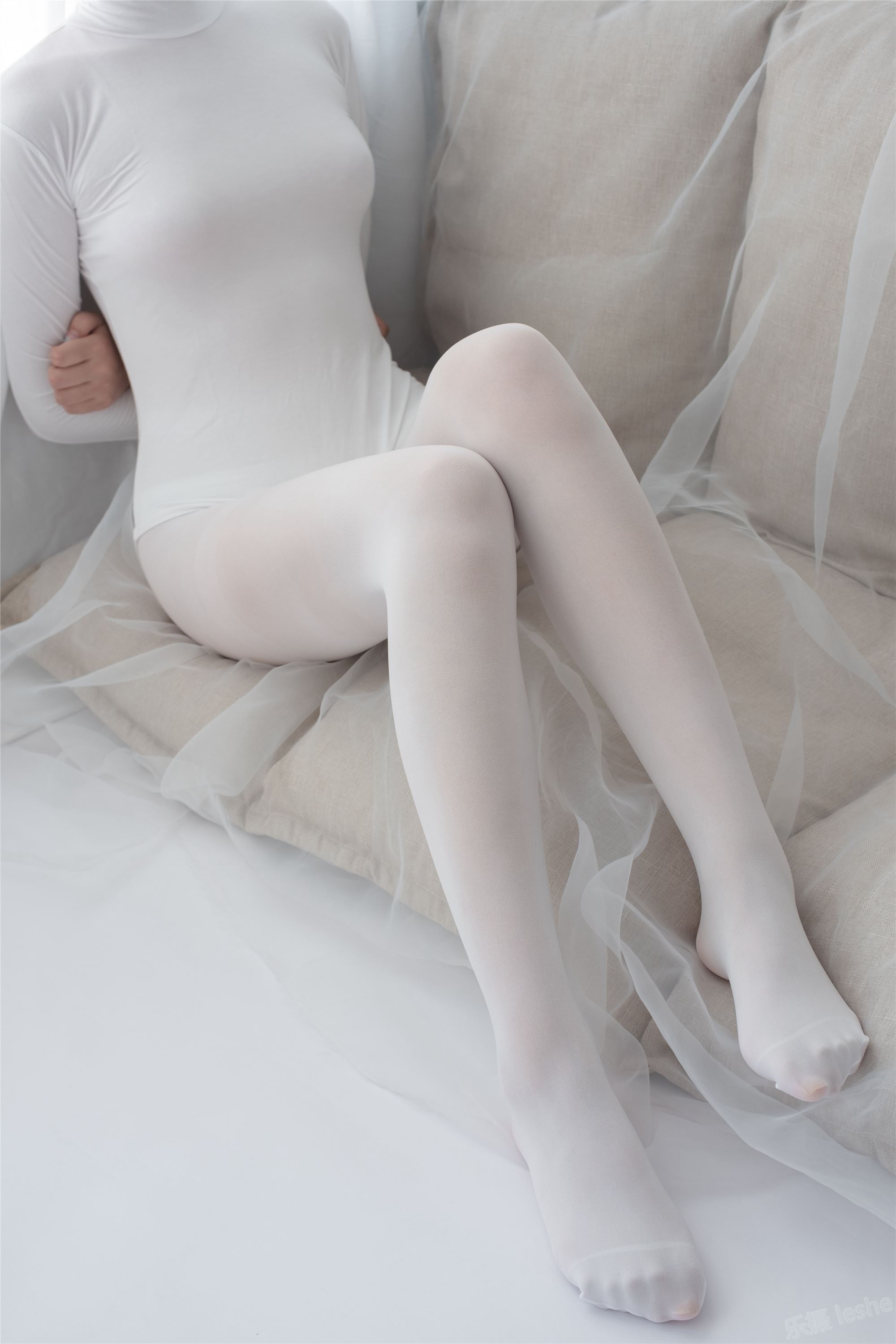 [森萝财团]萝莉丝足写真 ALPHA-007 纯白的诱惑白丝裸足