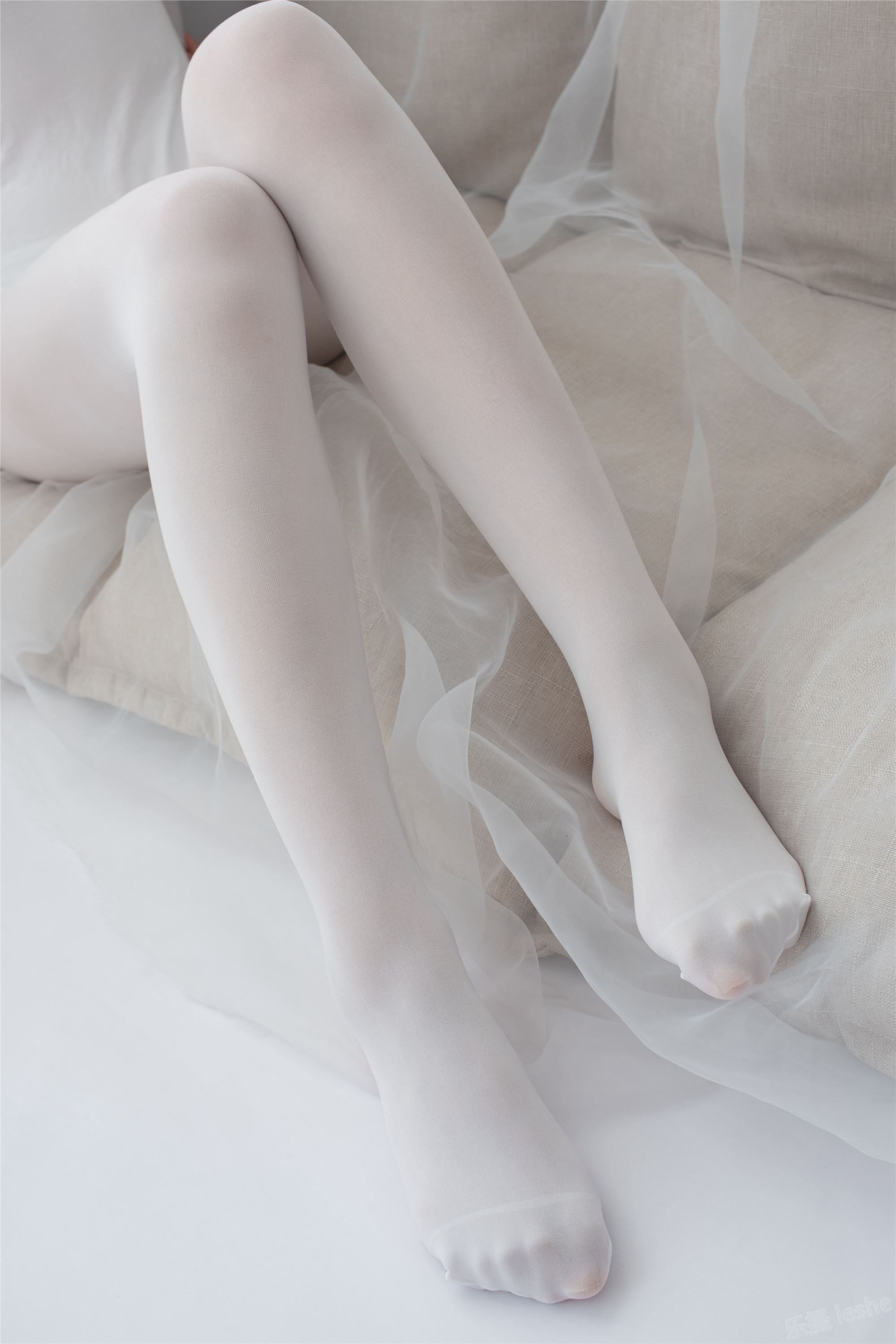 [森萝财团]萝莉丝足写真 ALPHA-007 纯白的诱惑白丝裸足