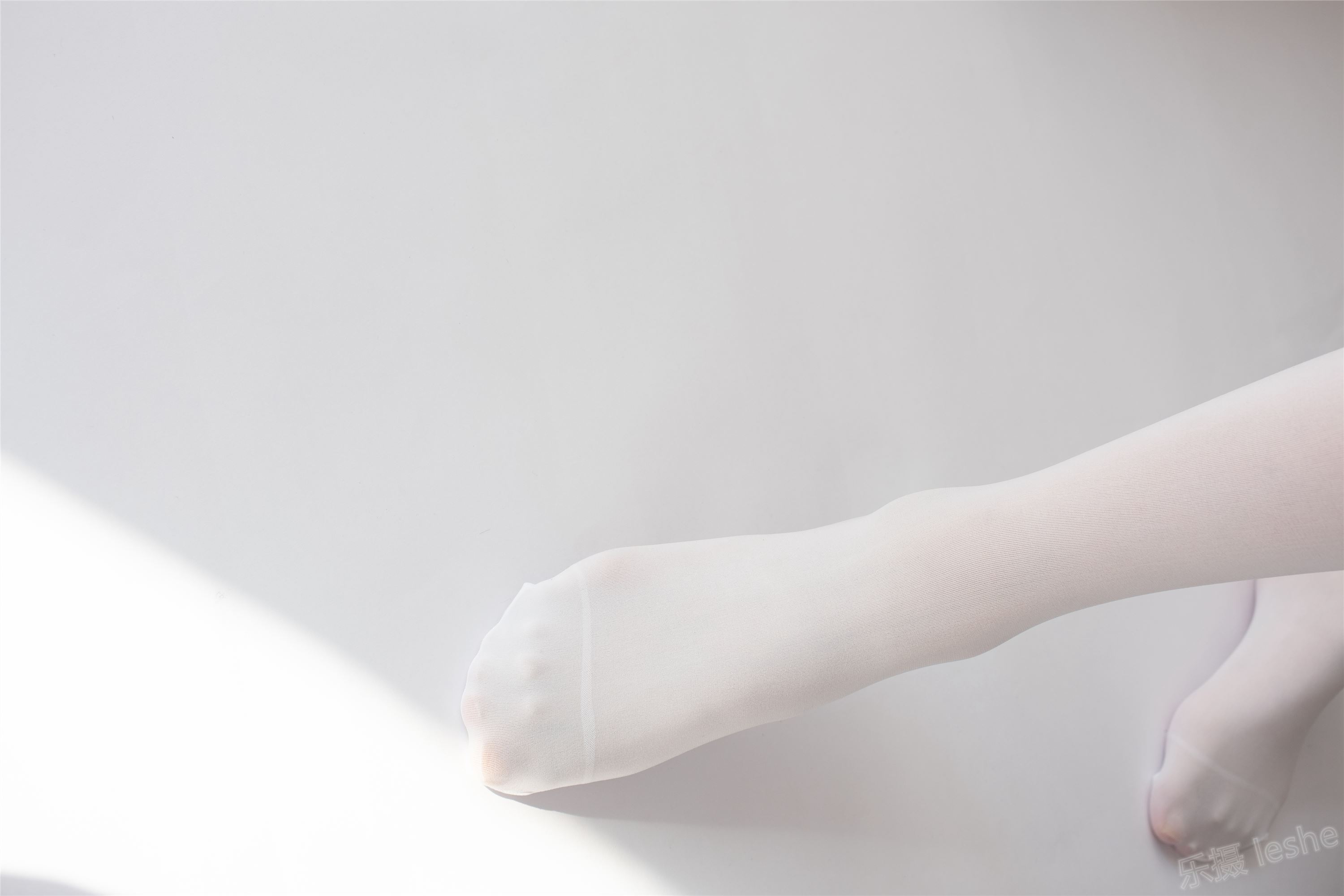 [森萝财团]萝莉丝足写真 ALPHA-007 纯白的诱惑白丝裸足