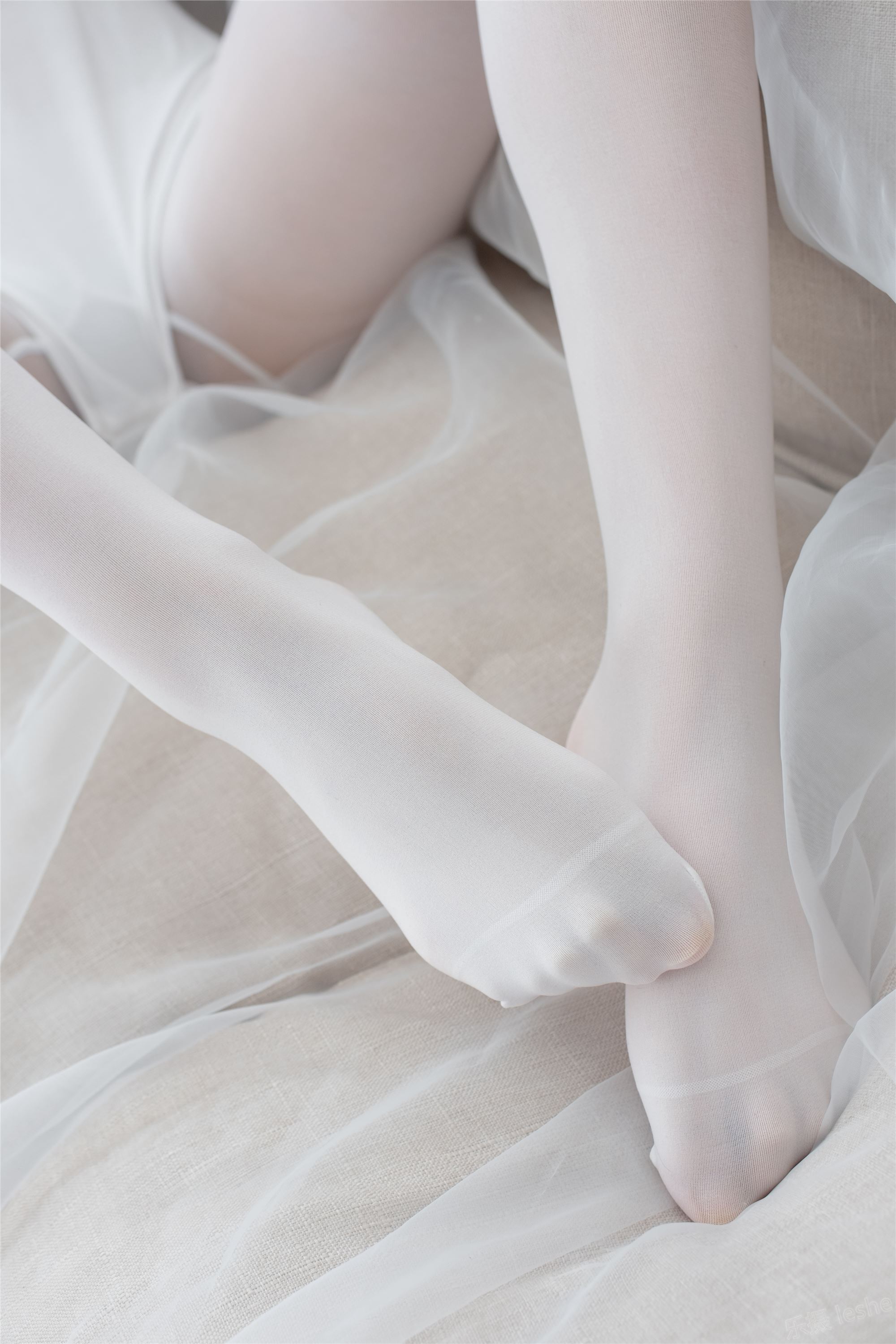 [森萝财团]萝莉丝足写真 ALPHA-007 纯白的诱惑白丝裸足