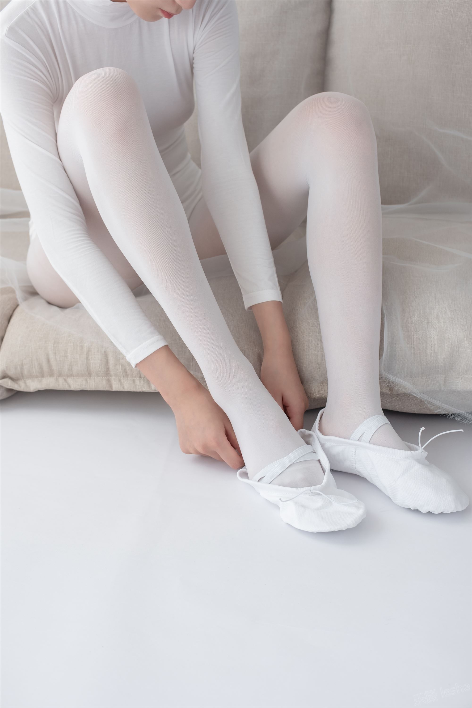 [森萝财团]萝莉丝足写真 ALPHA-007 纯白的诱惑白丝裸足