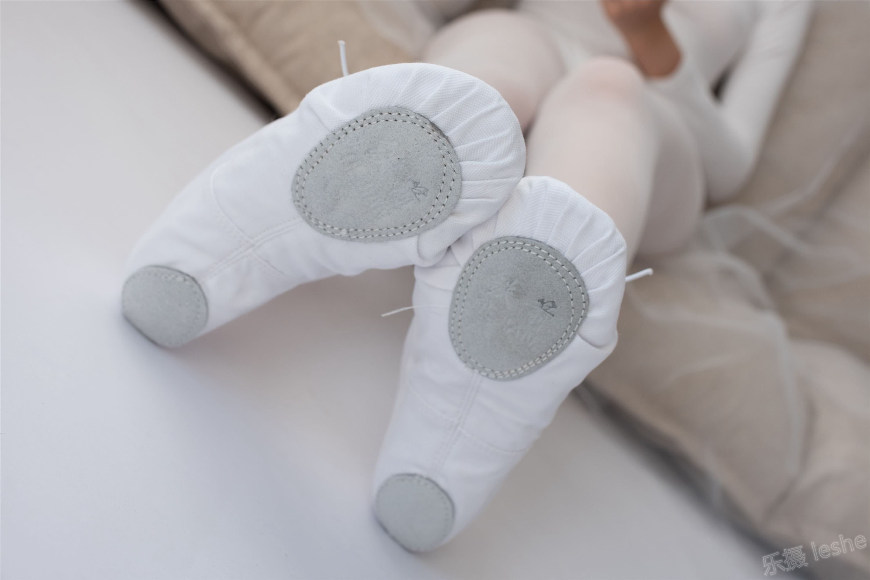 [森萝财团]萝莉丝足写真 ALPHA-007 纯白的诱惑白丝裸足