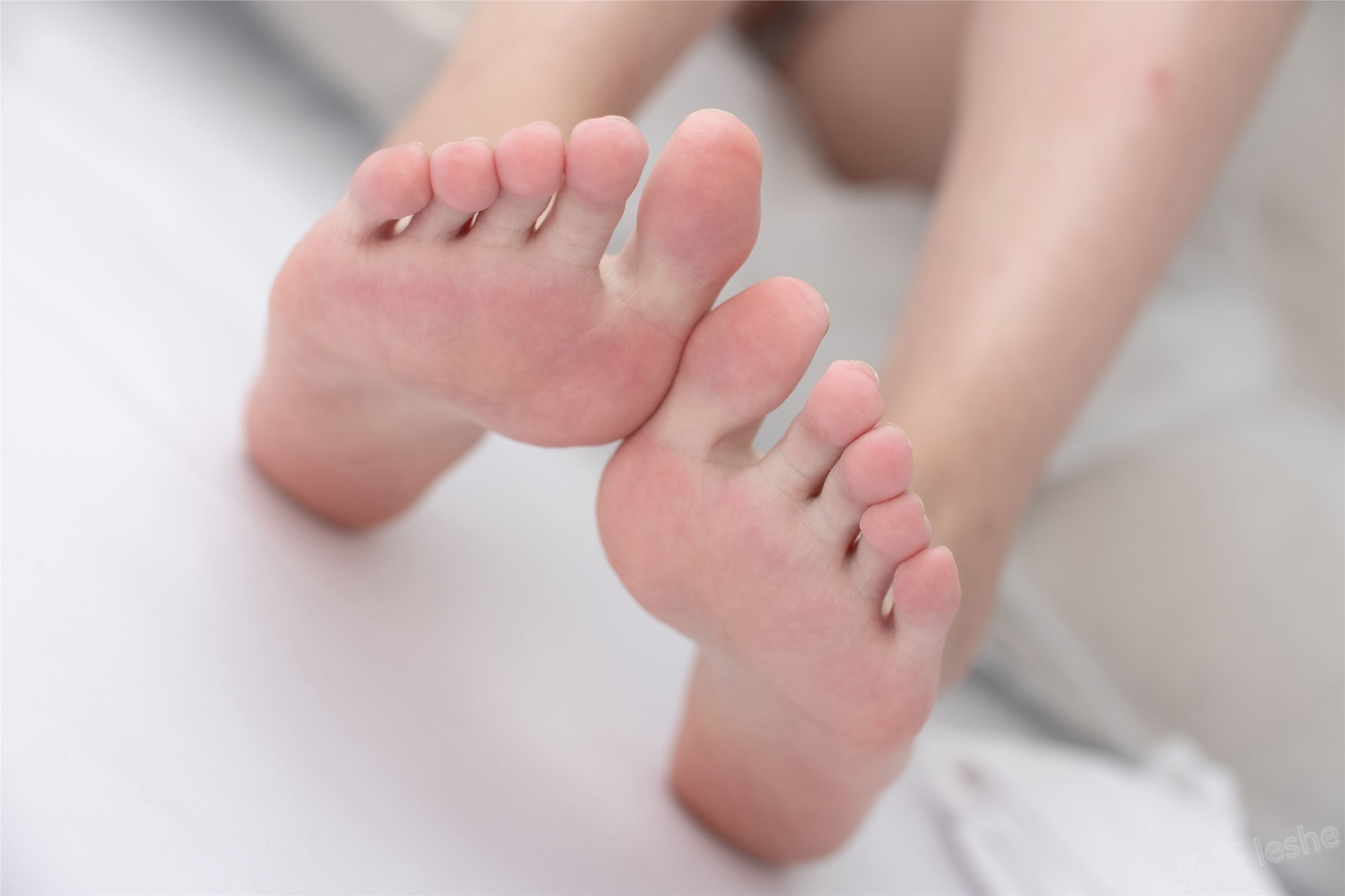 [森萝财团]萝莉丝足写真 ALPHA-007 纯白的诱惑白丝裸足