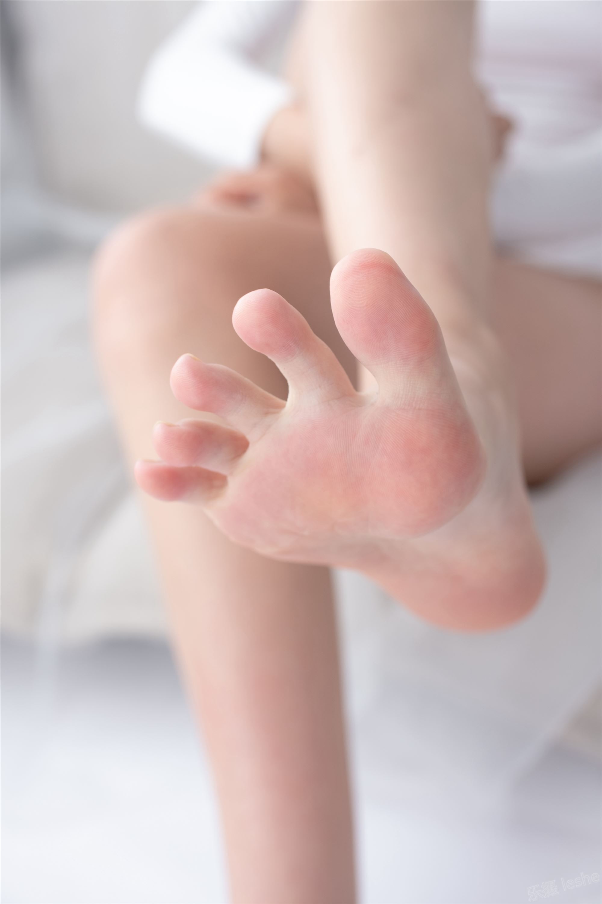 [森萝财团]萝莉丝足写真 ALPHA-007 纯白的诱惑白丝裸足