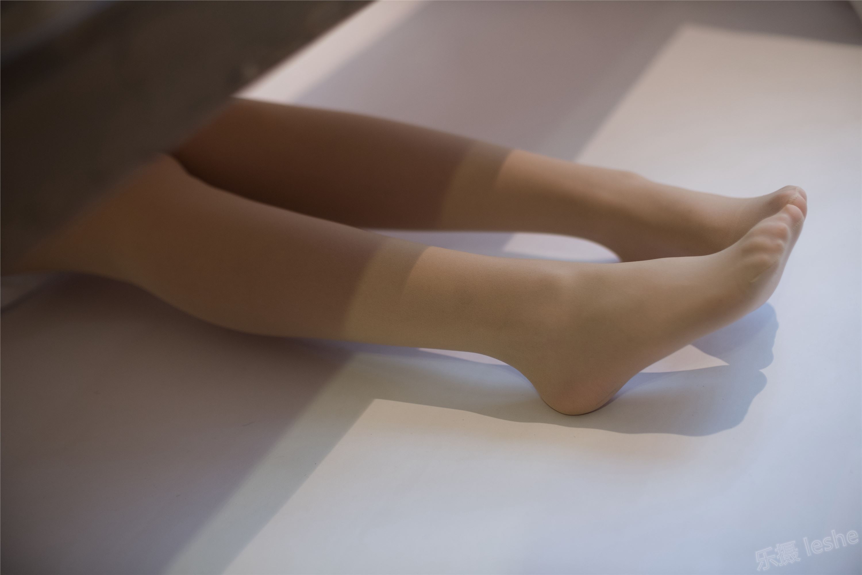 [森萝财团]萝莉丝足写真 ALPHA-010 清凉肉丝