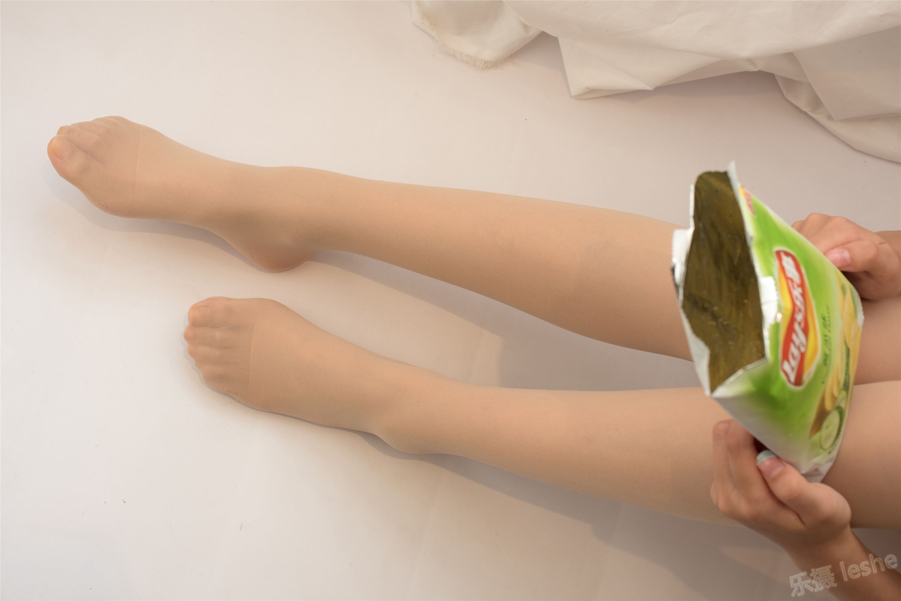 [森萝财团]萝莉丝足写真 ALPHA-011 闺房连体肉丝秀