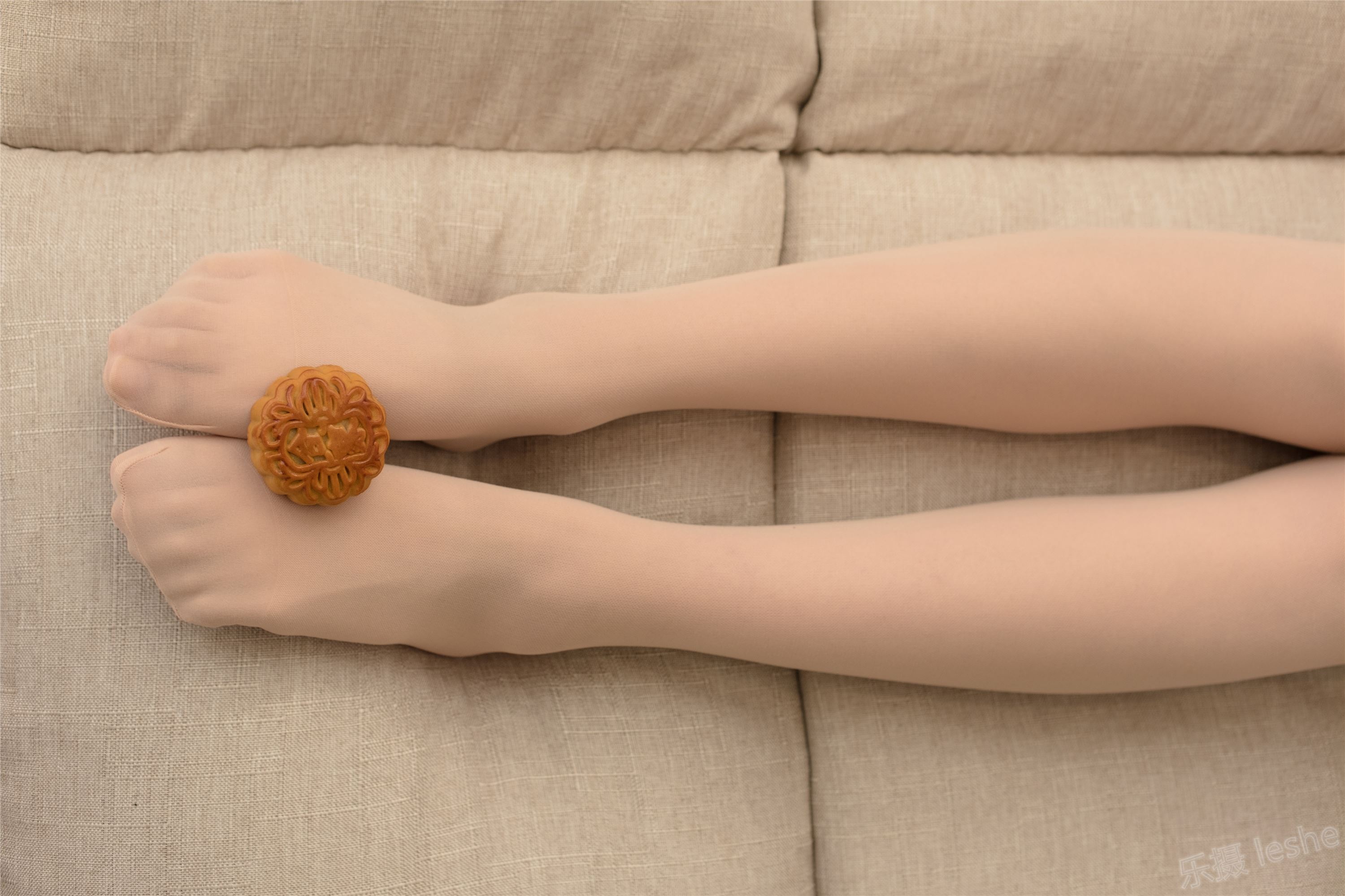 [森萝财团]萝莉丝足写真 ALPHA-011 闺房连体肉丝秀