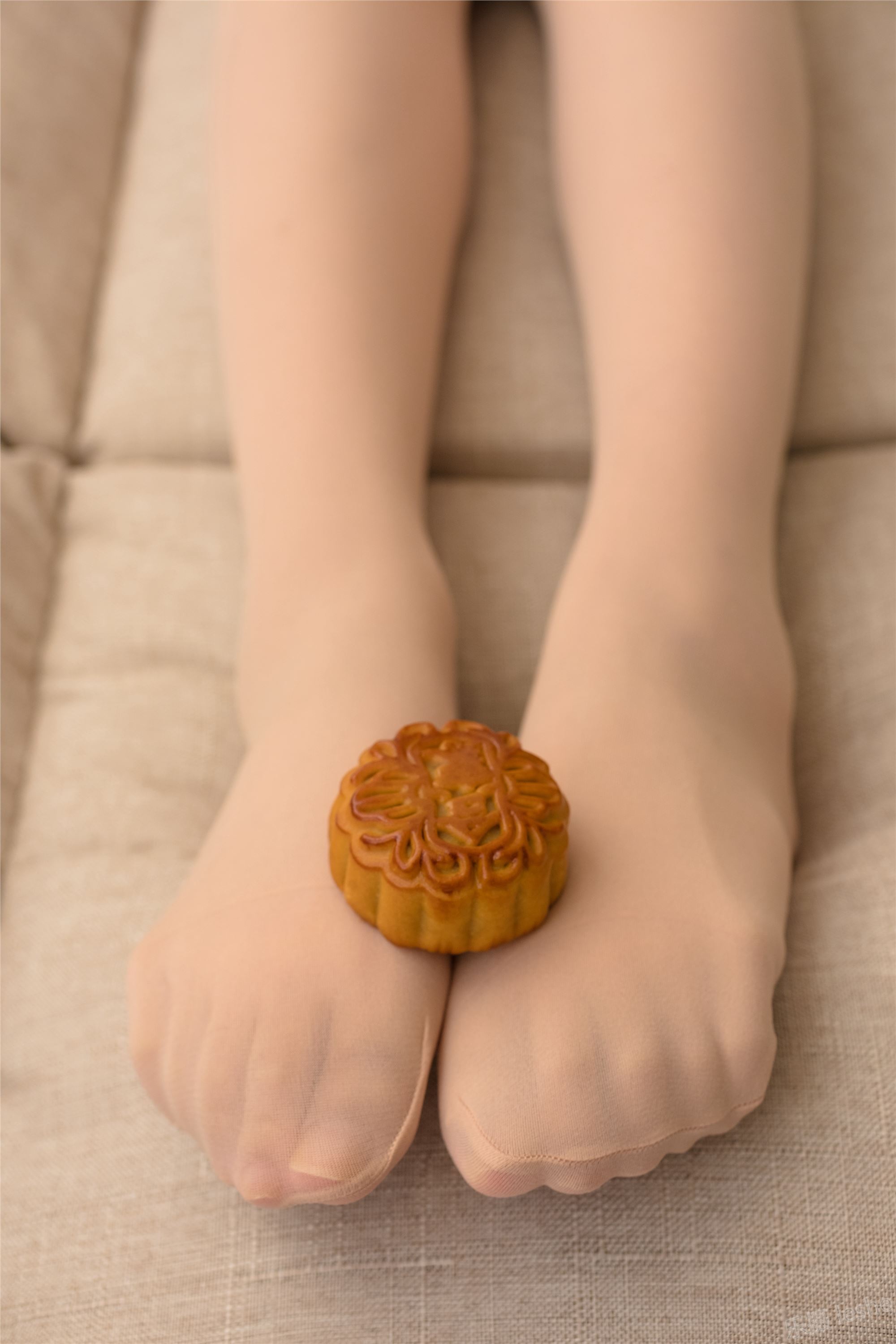 [森萝财团]萝莉丝足写真 ALPHA-011 闺房连体肉丝秀