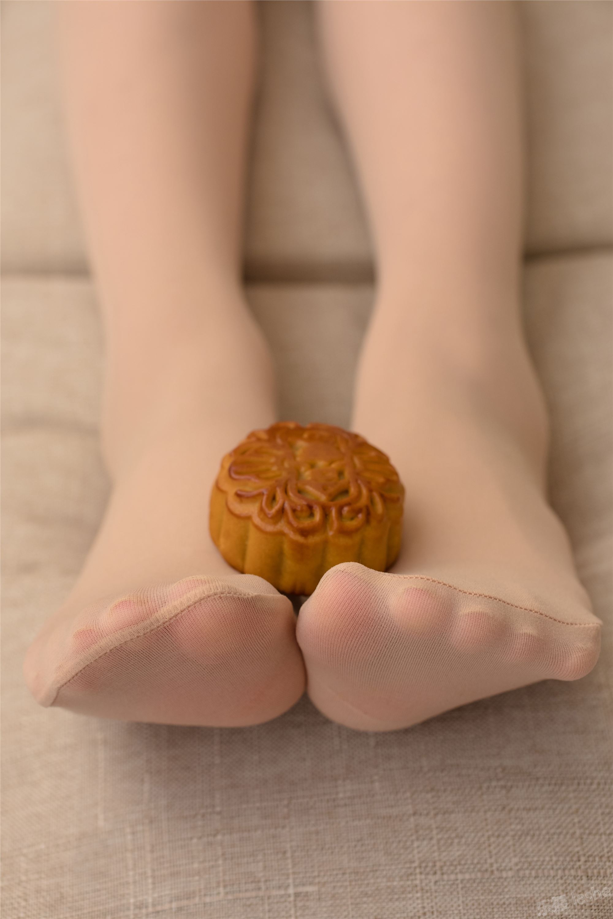 [森萝财团]萝莉丝足写真 ALPHA-011 闺房连体肉丝秀