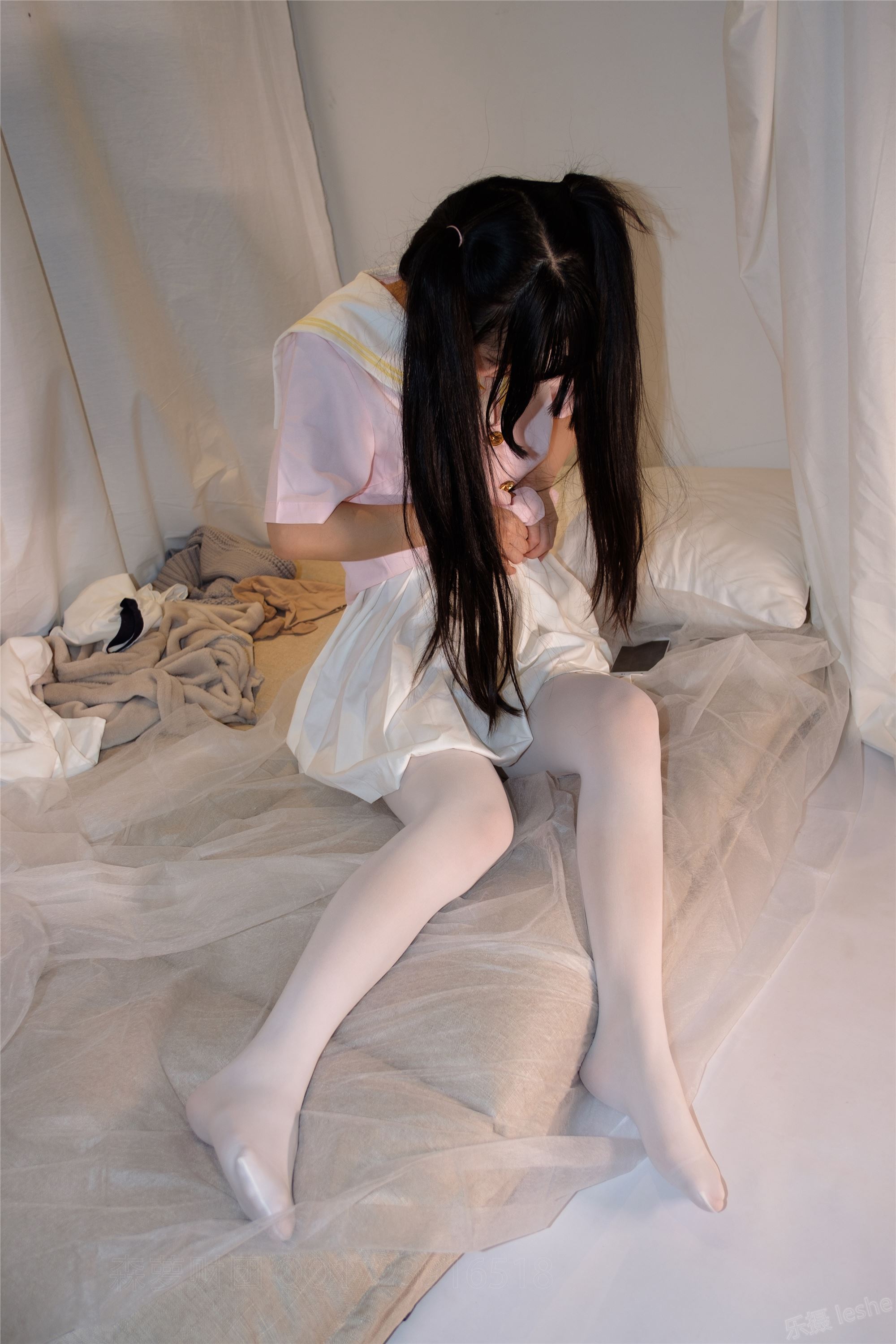 [森萝财团]萝莉丝足写真 ALPHA-012 酒店粉红女孩SM白丝