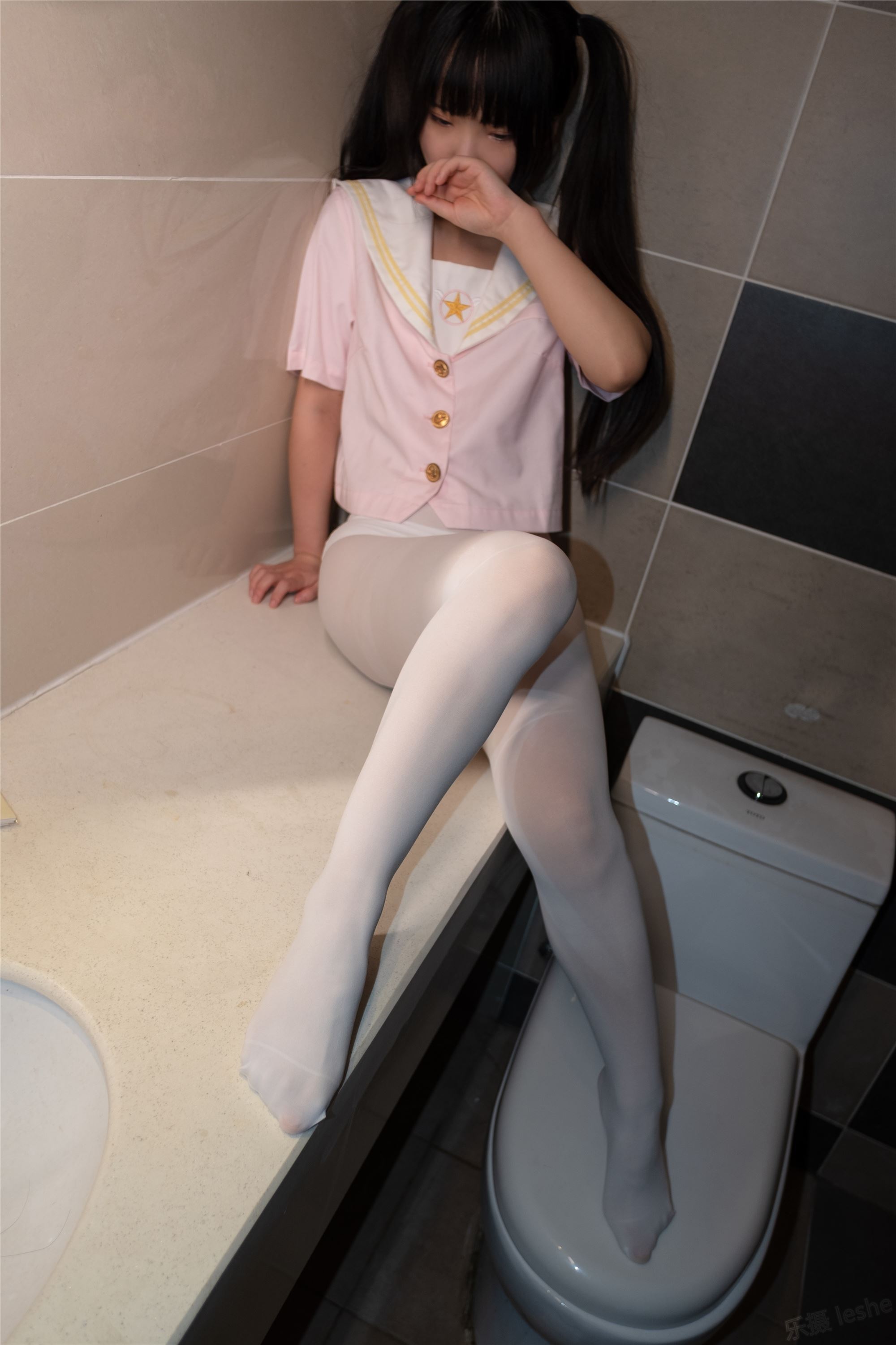 [森萝财团]萝莉丝足写真 ALPHA-012 酒店粉红女孩SM白丝