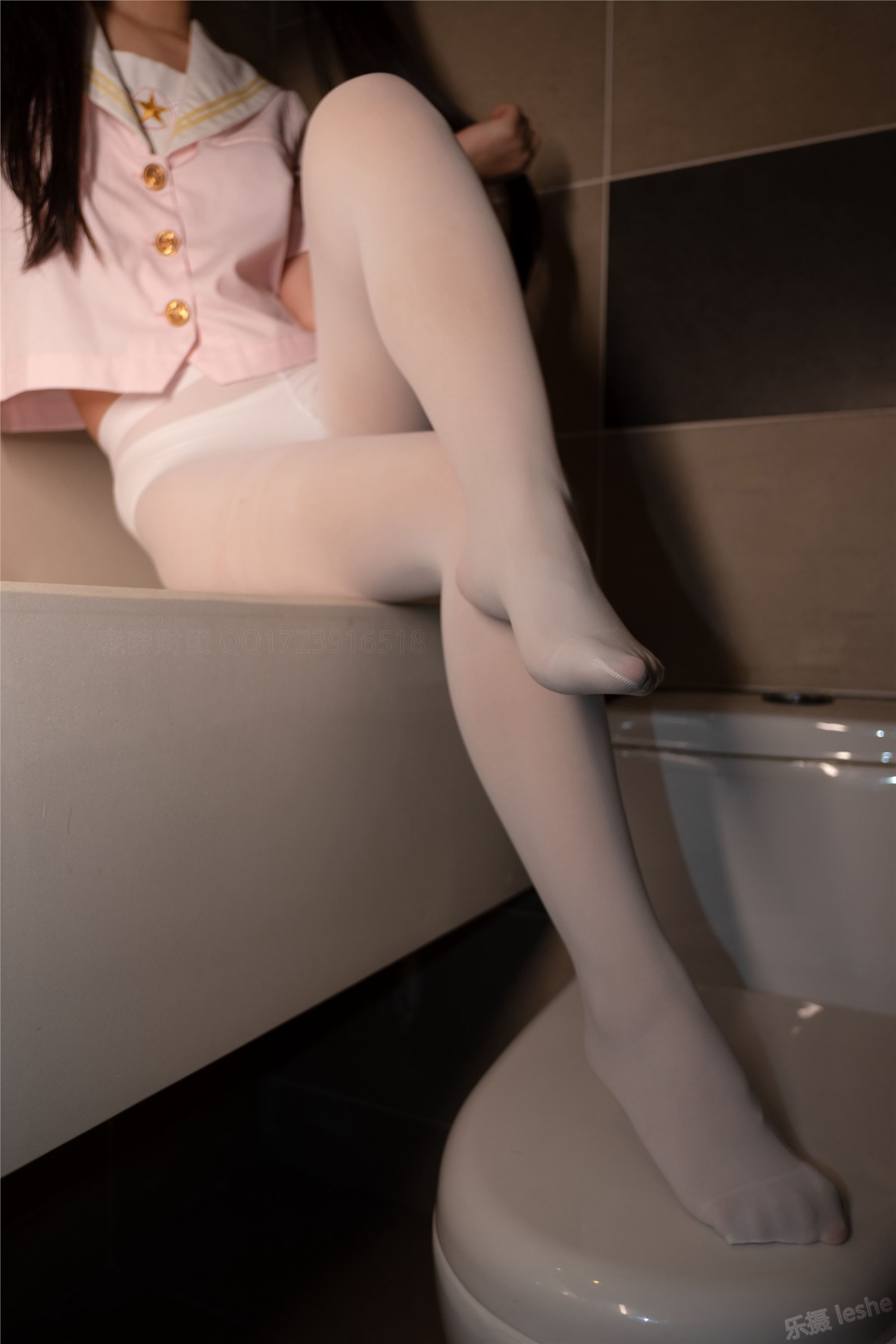 [森萝财团]萝莉丝足写真 ALPHA-012 酒店粉红女孩SM白丝