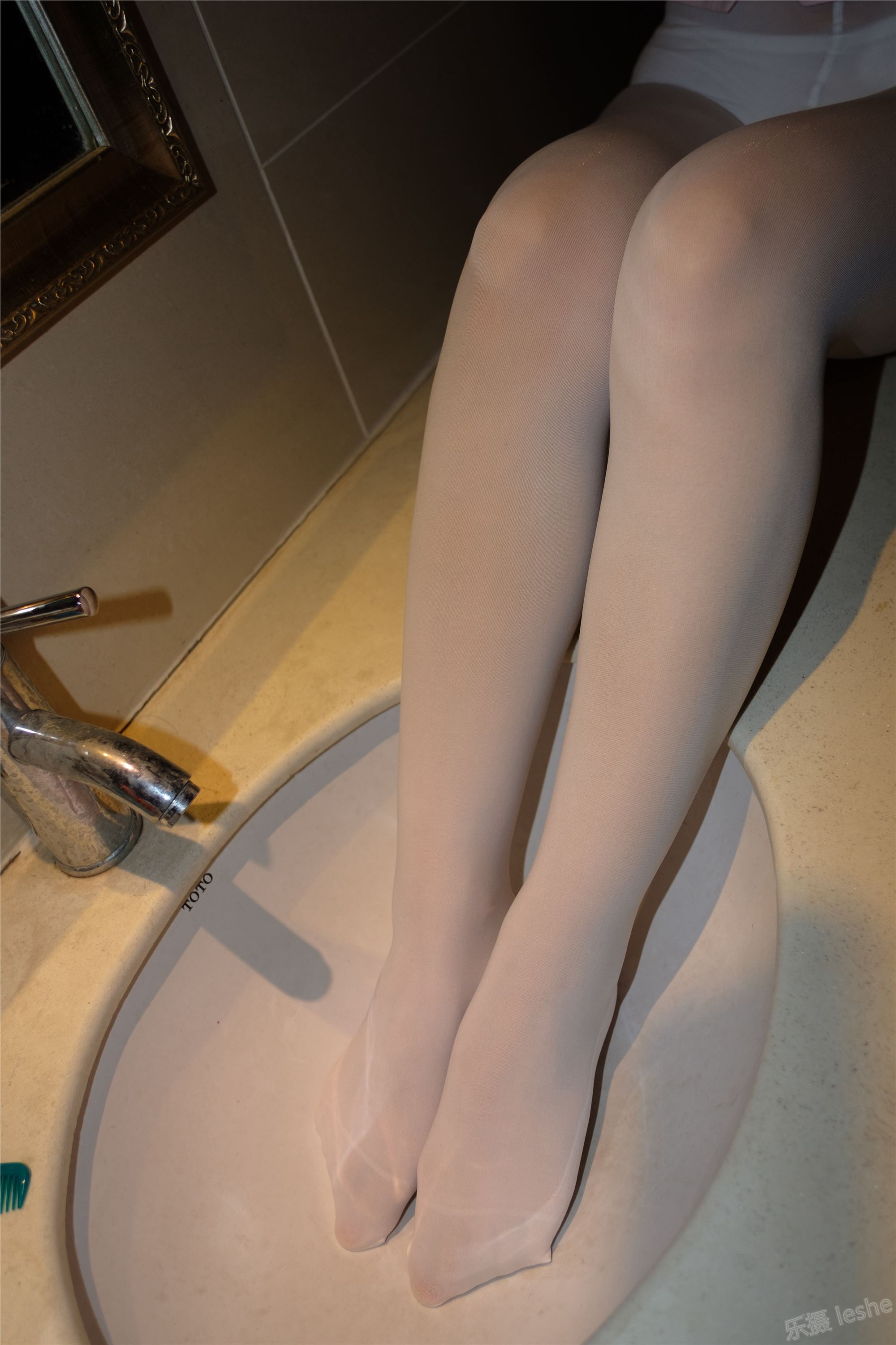 [森萝财团]萝莉丝足写真 ALPHA-012 酒店粉红女孩SM白丝