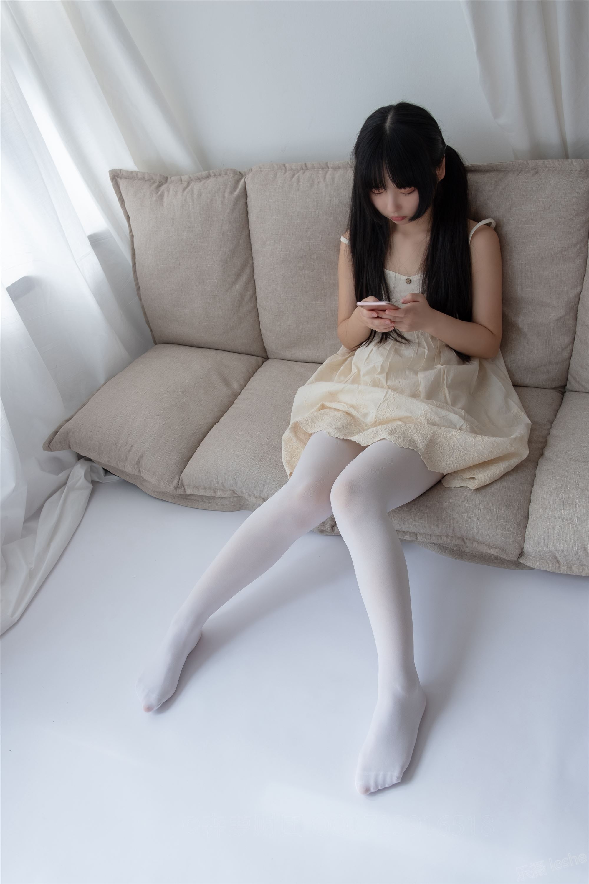 [森萝财团]萝莉丝足写真 ALPHA-013 白丝女孩玩美足