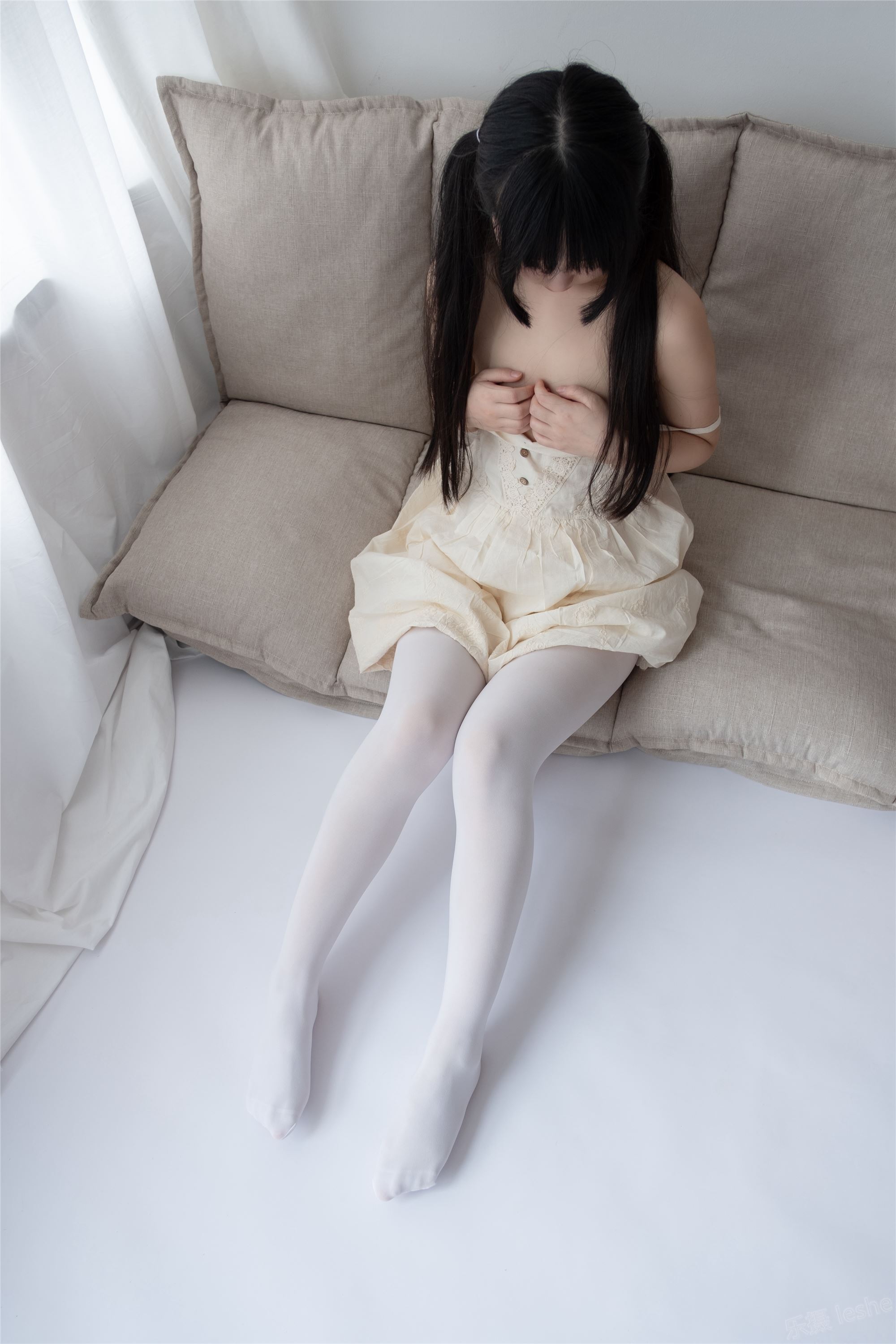 [森萝财团]萝莉丝足写真 ALPHA-013 白丝女孩玩美足