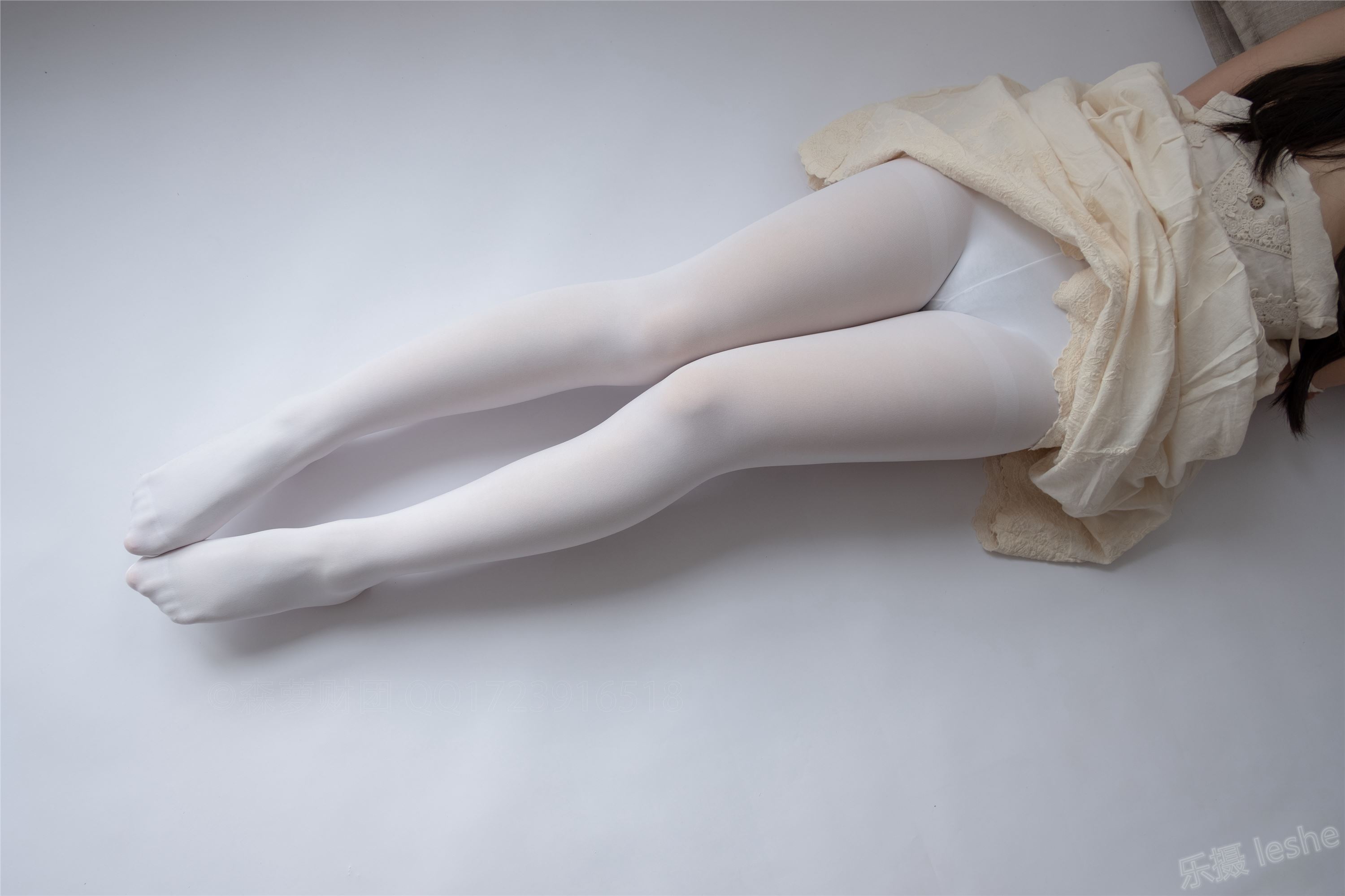 [森萝财团]萝莉丝足写真 ALPHA-013 白丝女孩玩美足